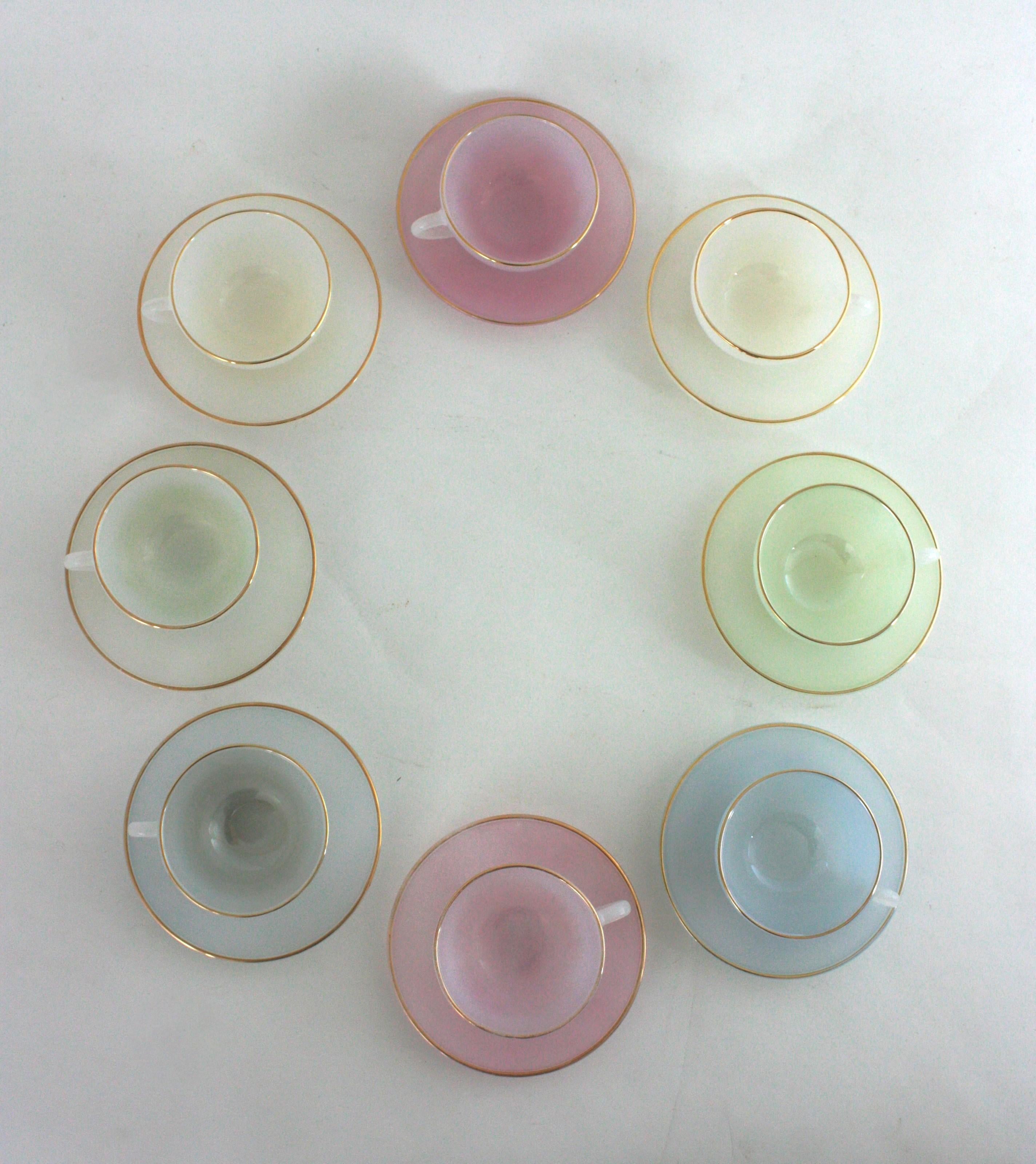 Vintage Opalescent Pastellfarben Kaffee / Tee-Set für acht mit Goldrändern (20. Jahrhundert) im Angebot