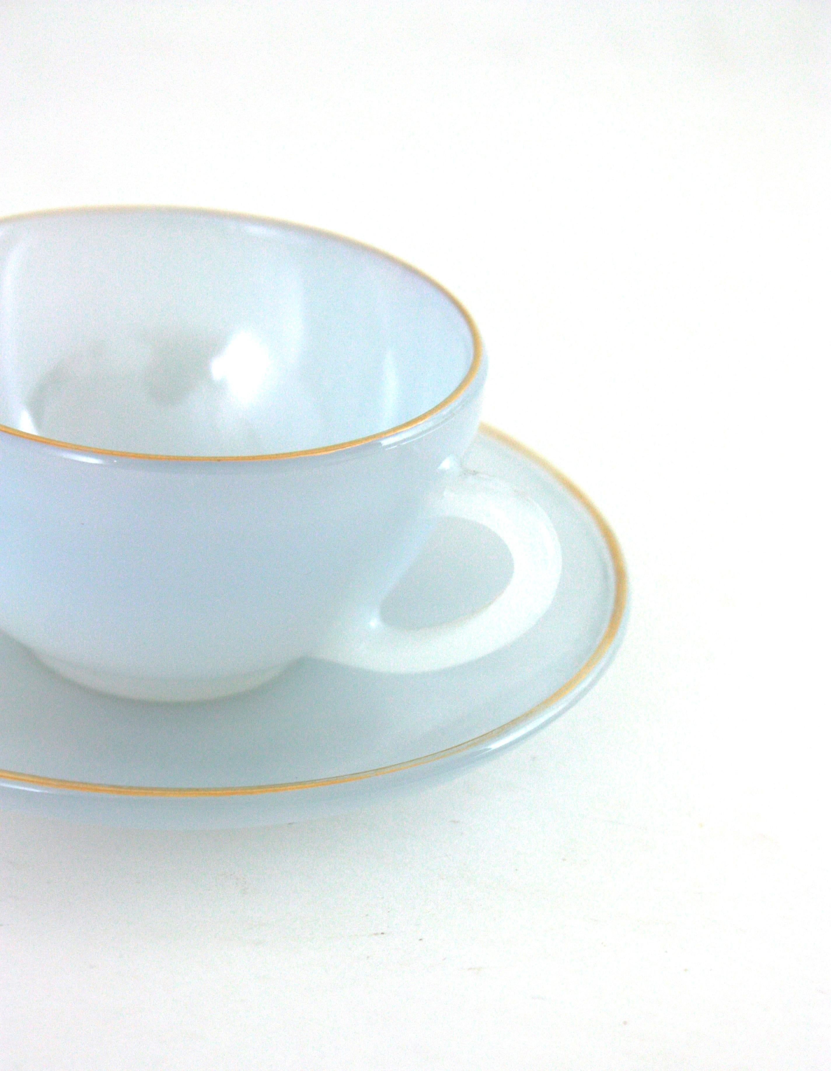 Vintage Opalescent Pastellfarben Kaffee / Tee-Set für acht mit Goldrändern (Glas) im Angebot