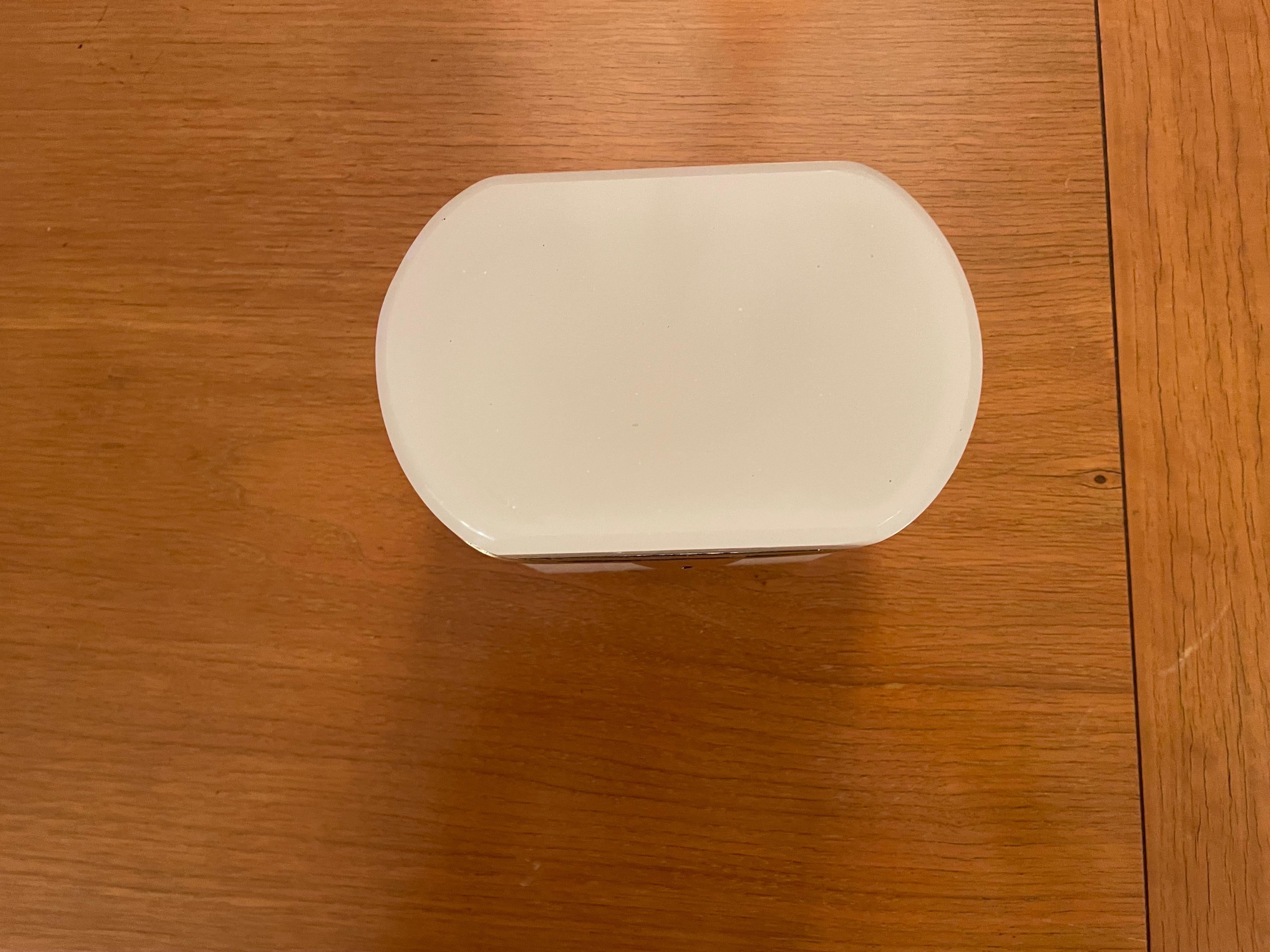 Dies ist eine schöne weiße Vintage opaline ovale Box mit Messing ormolou rund um die Box, es ist in gutem Zustand und ist wahrscheinlich aus Frankreich 