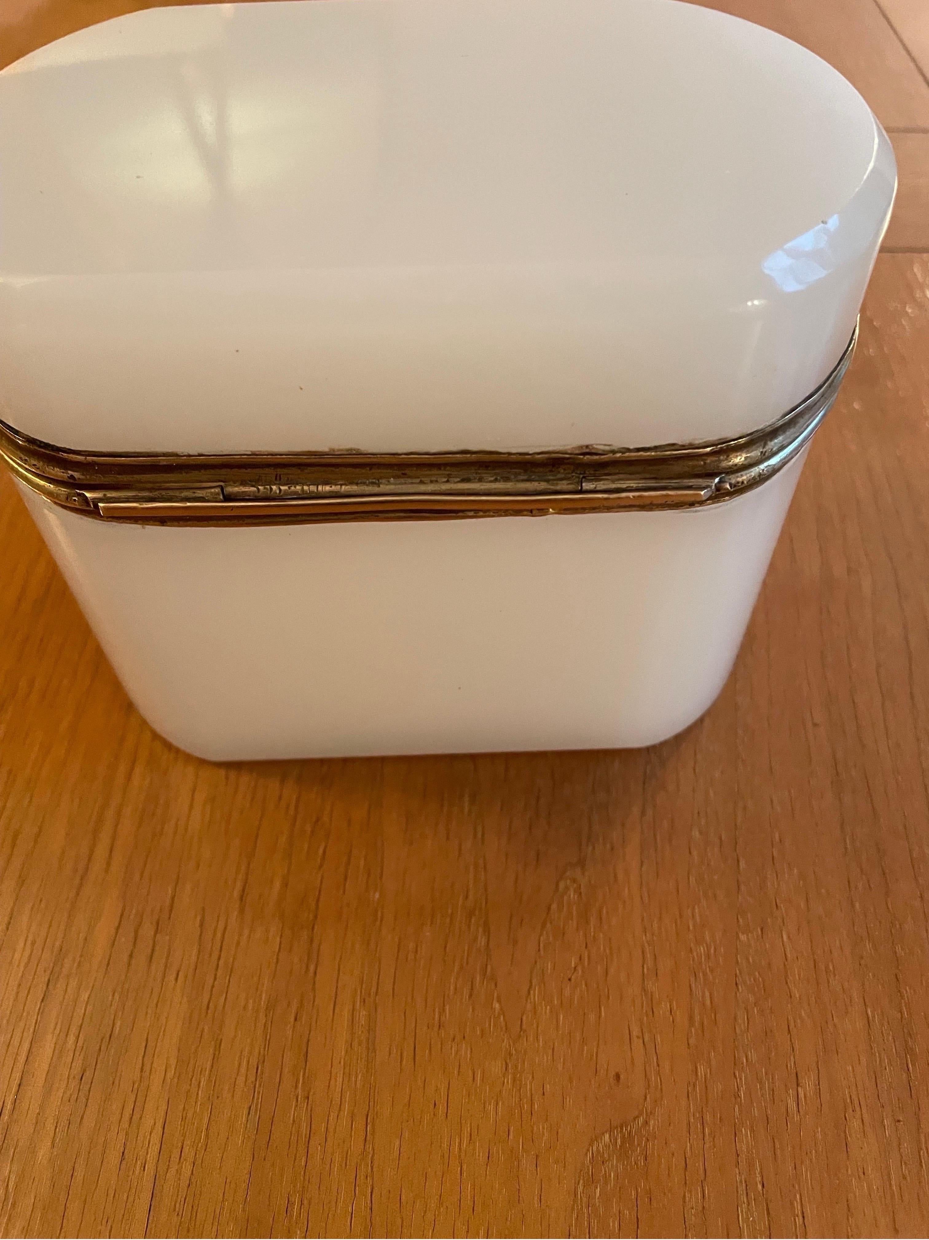 Vintage Opaline box  In Good Condition For Sale In Chicago, IL