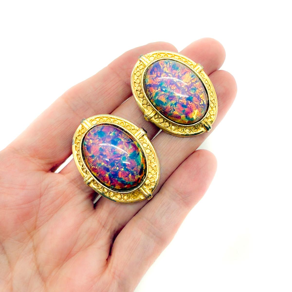 Ein Paar himmlische Vintage Opaline Cabochon Ohrringe aus den 1970er Jahren. Ein wunderbar großer Cabochon scheint ein Kaleidoskop von Farben zu enthalten, das von einer glänzenden goldenen Galerie umschlossen wird. Auffallend und fabelhaft ist die