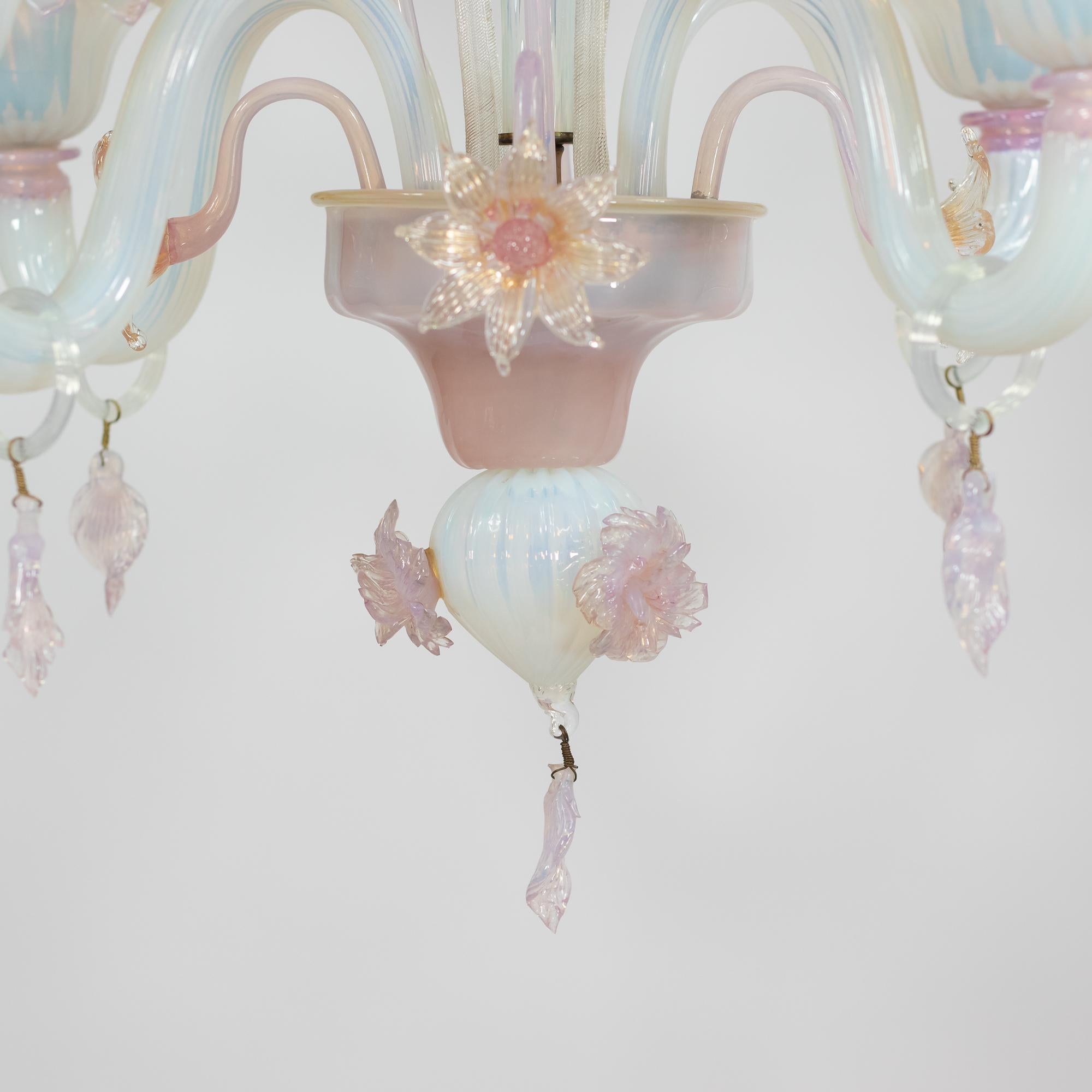 Lampadario opalino di Murano d'epoca alla maniera di Giuseppe Briati in vendita 12