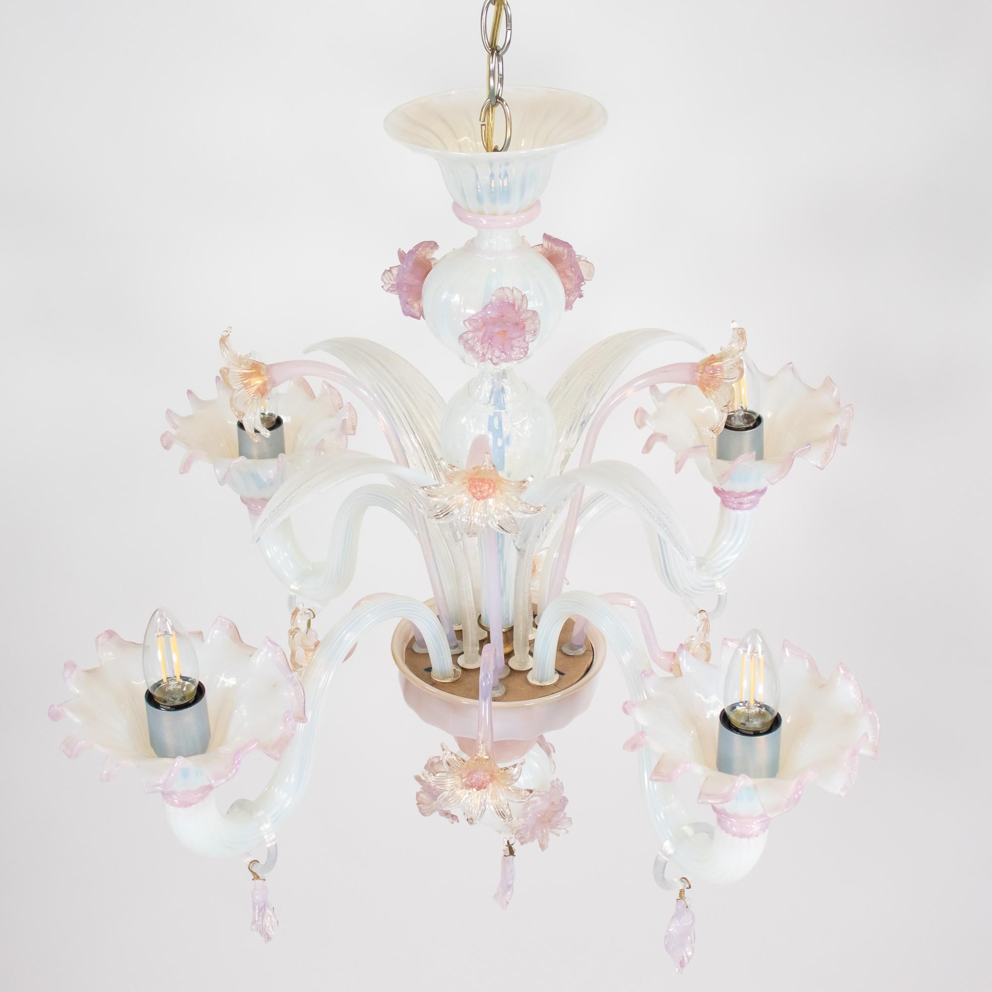 Barocco Lampadario opalino di Murano d'epoca alla maniera di Giuseppe Briati in vendita
