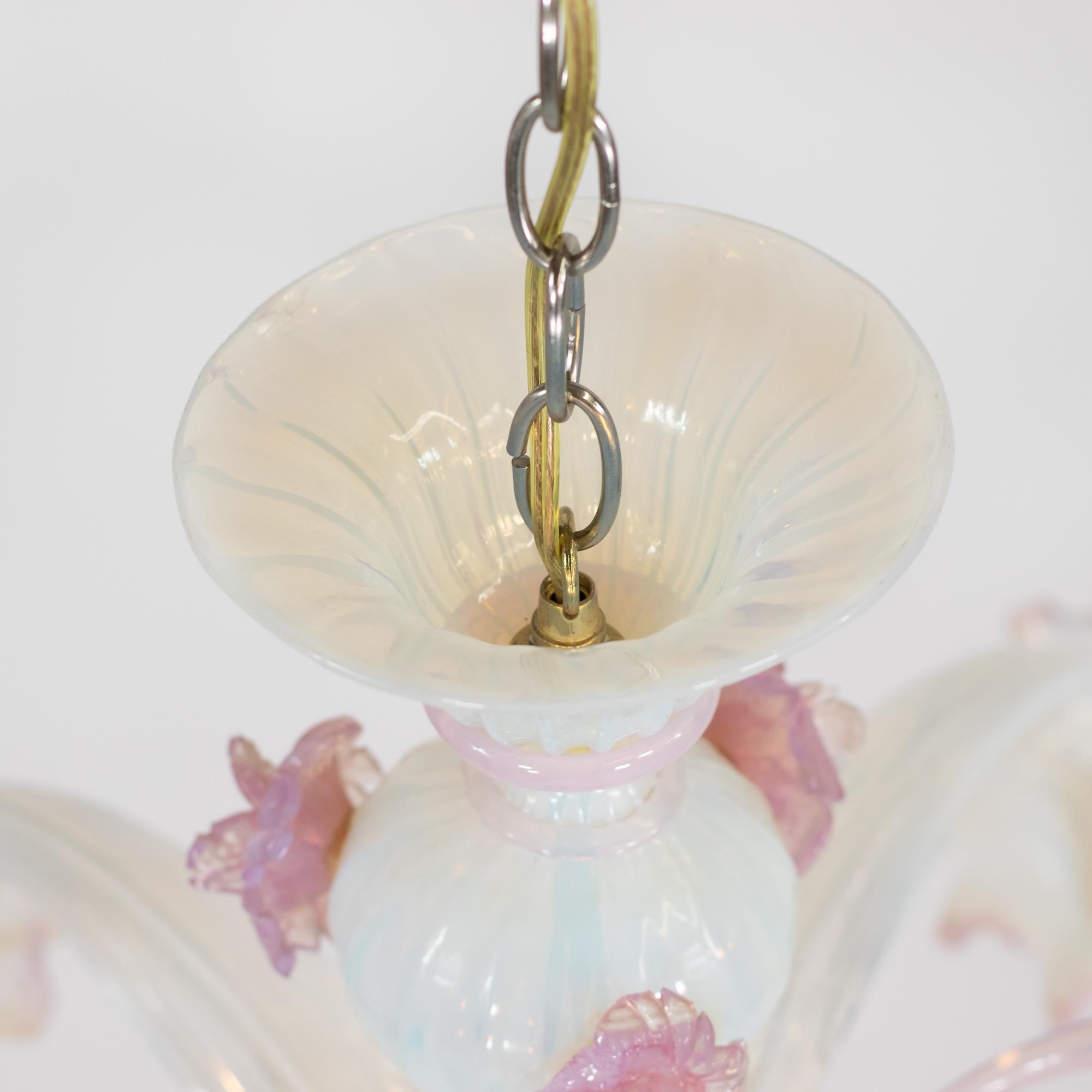 Fatto a mano Lampadario opalino di Murano d'epoca alla maniera di Giuseppe Briati in vendita