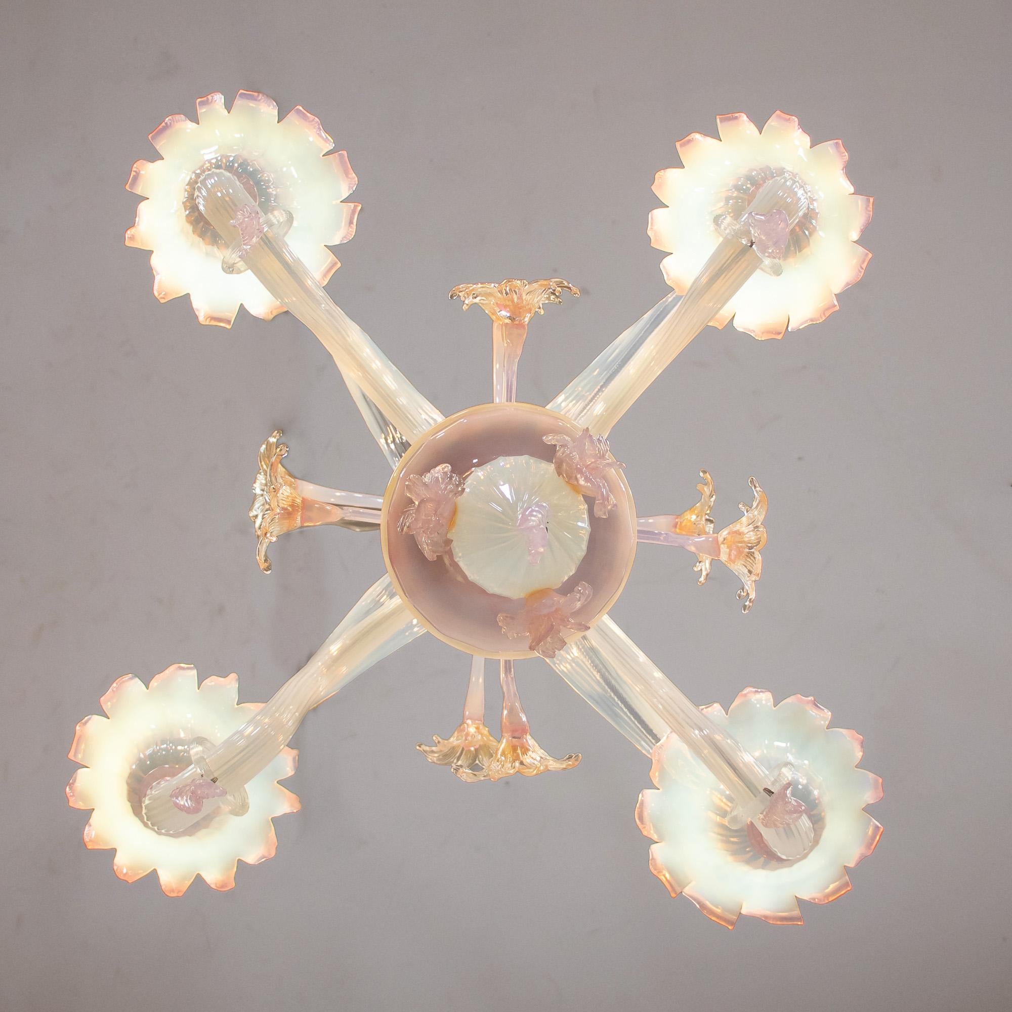 Vetro di Murano Lampadario opalino di Murano d'epoca alla maniera di Giuseppe Briati in vendita
