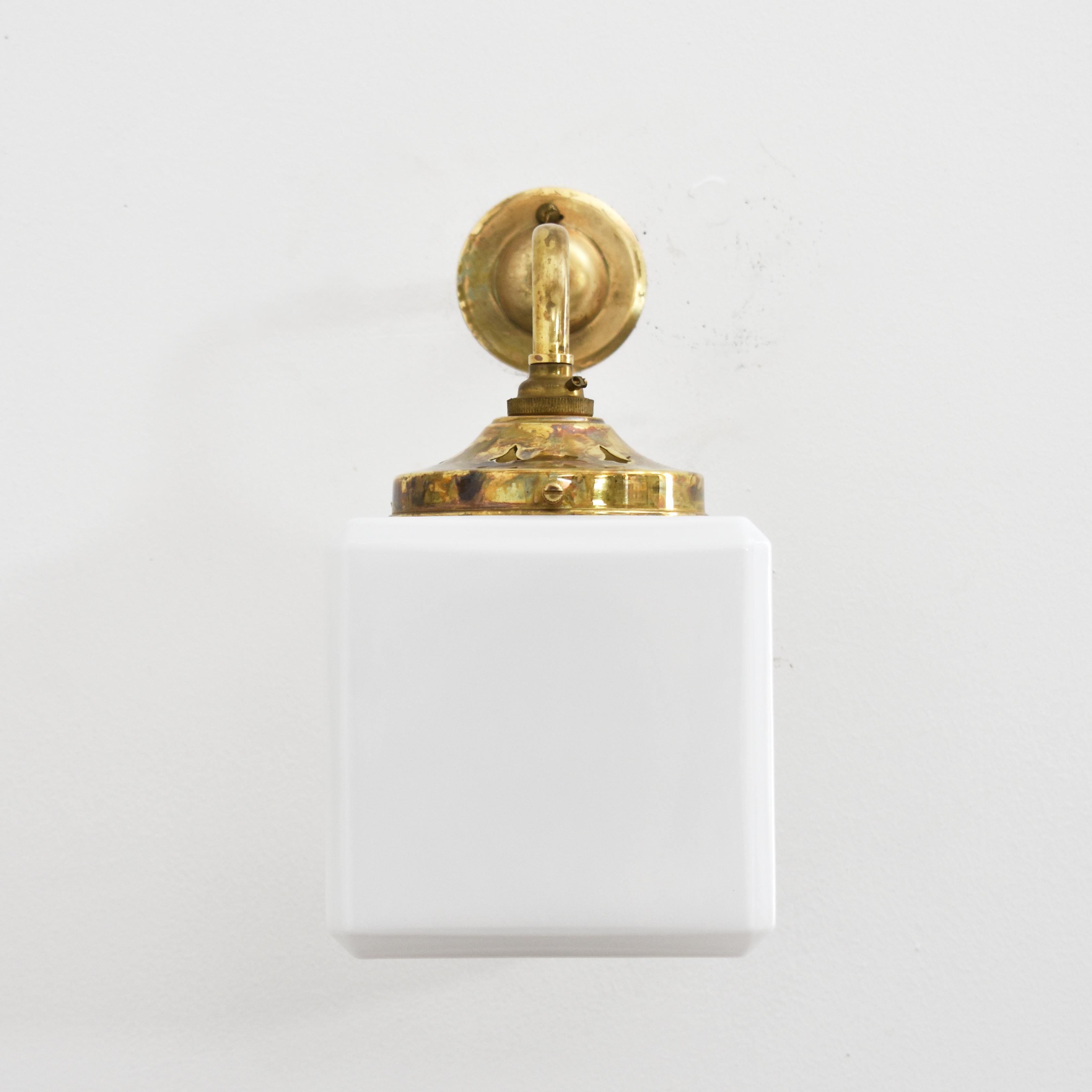 Mid-Century Modern Applique en laiton Church's Opaline Cube Vintage  en vente