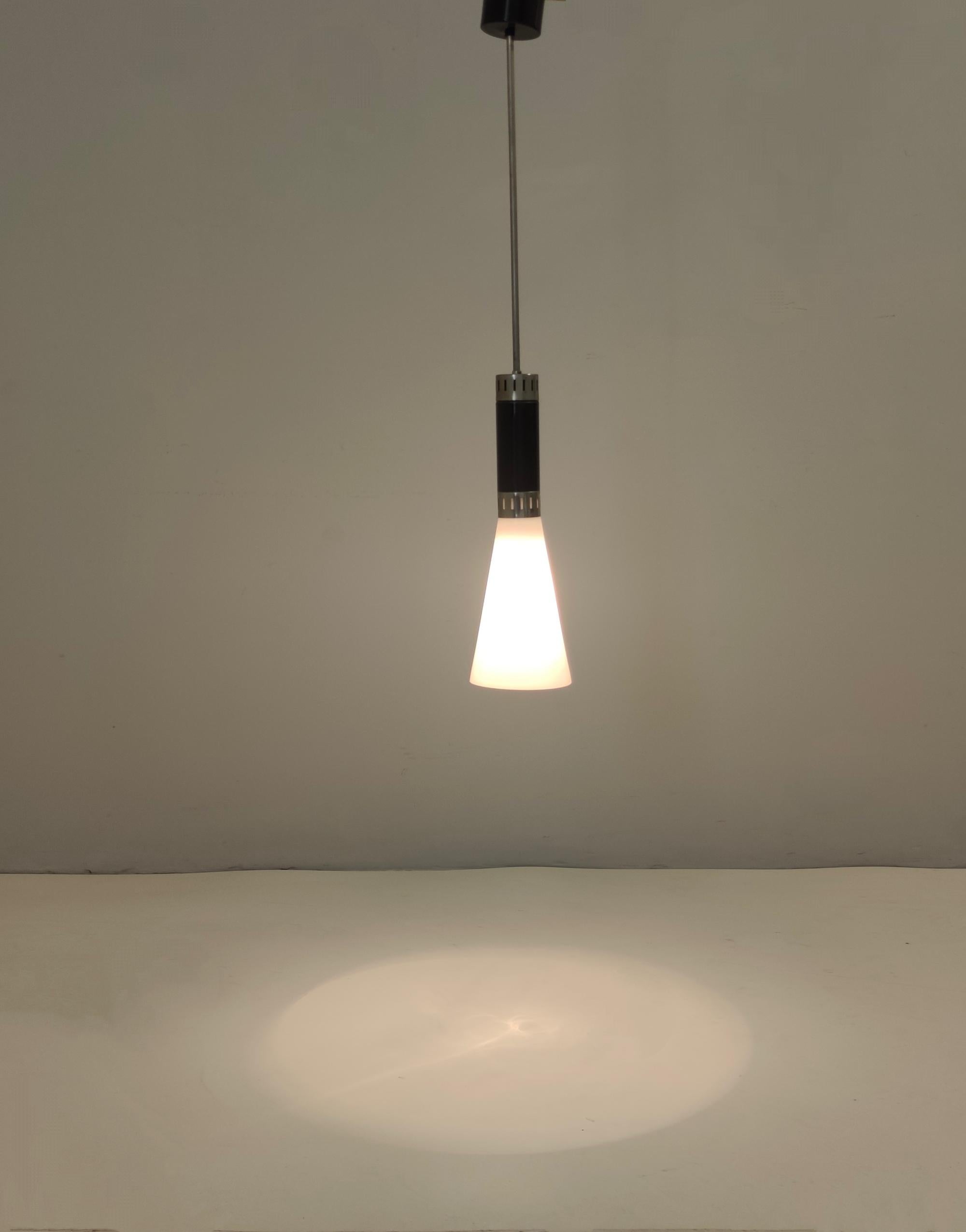 Colgante vintage de cristal opalino y latón cromado de Stilnovo, Italia Italiano en venta