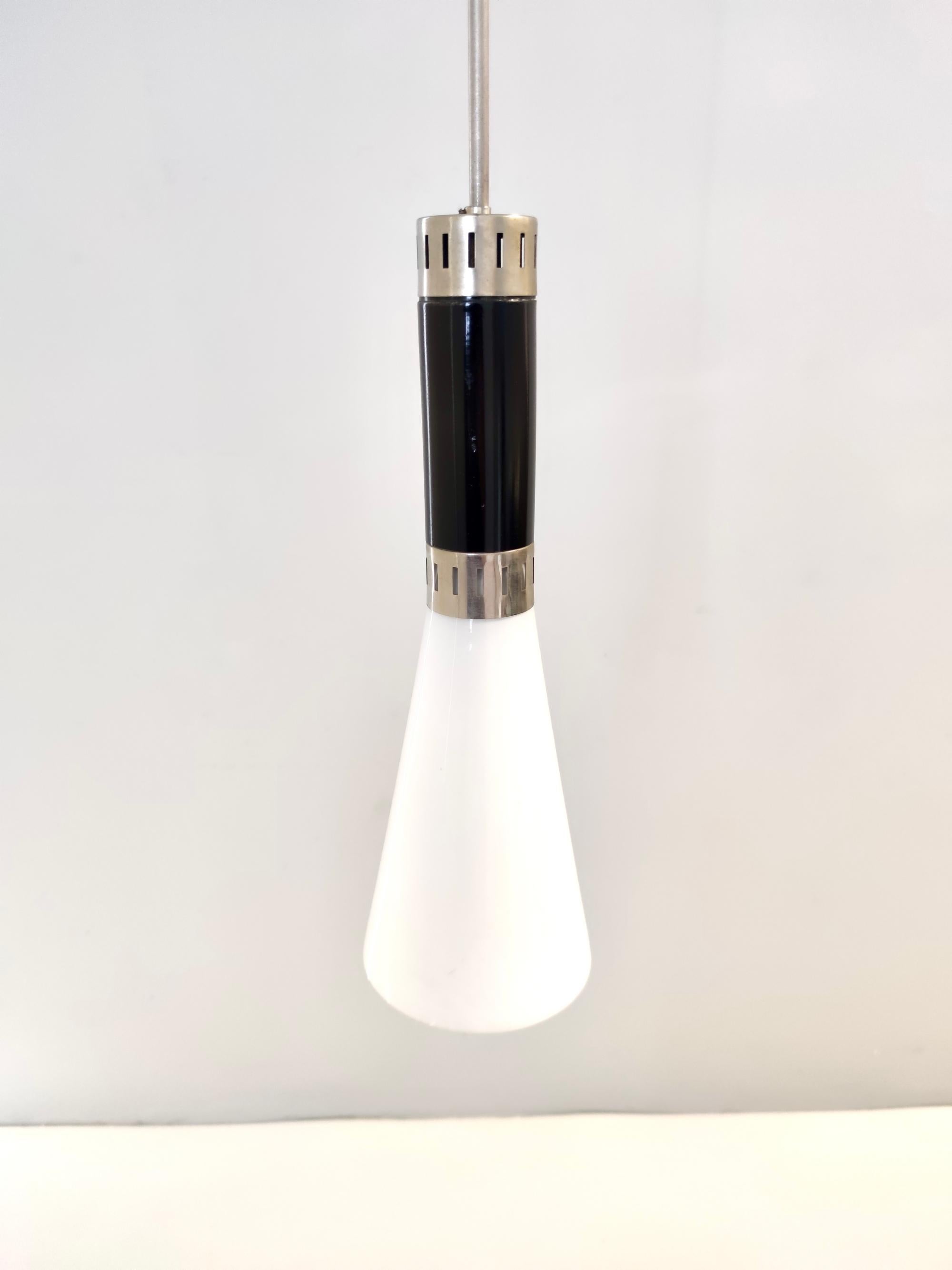 Plaqué Lampe à suspension vintage en verre opalin et laiton chromé de Stilnovo, Italie en vente