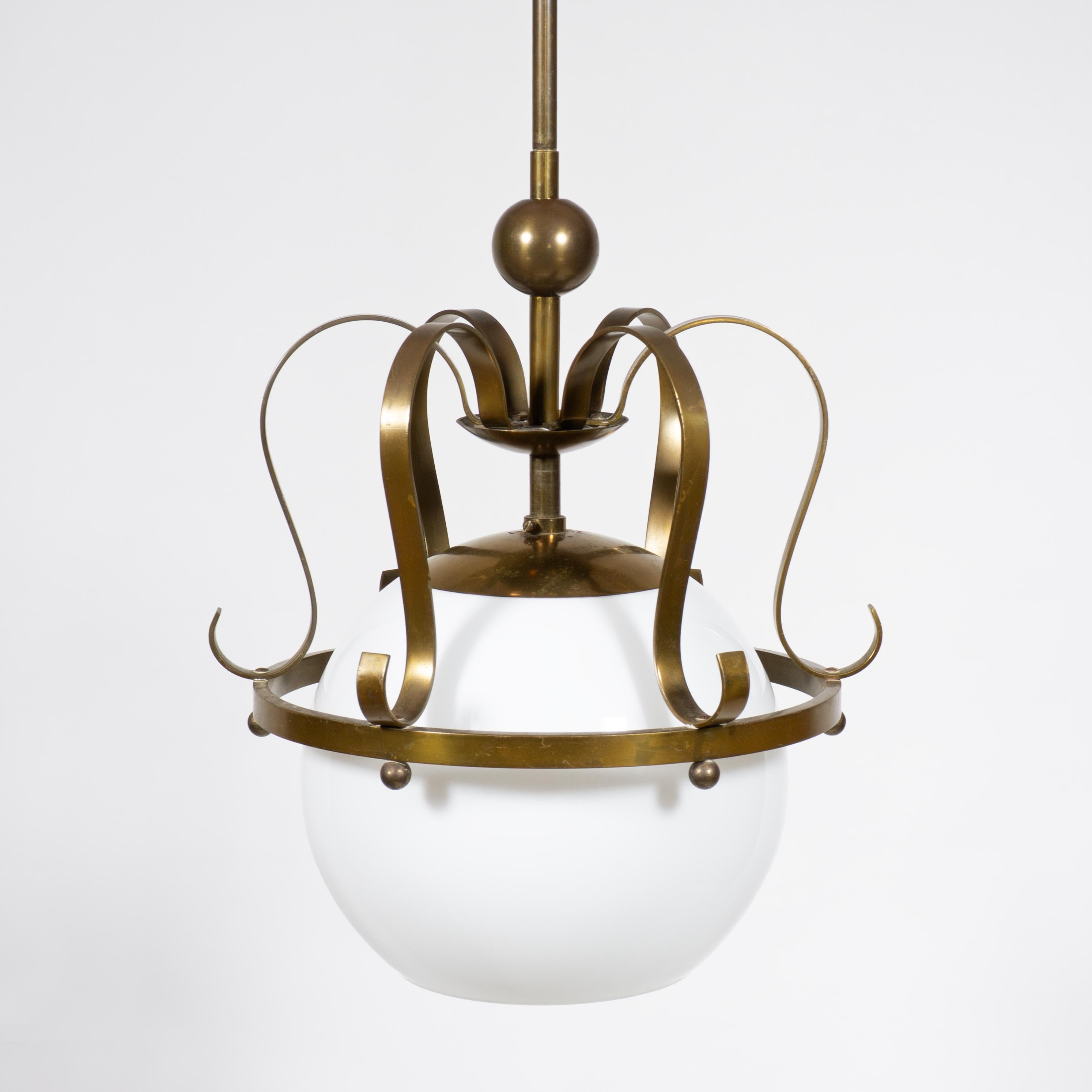 Vintage Opalglas & Messing Crown Pendelleuchte, 1960er Jahre (Moderne der Mitte des Jahrhunderts) im Angebot