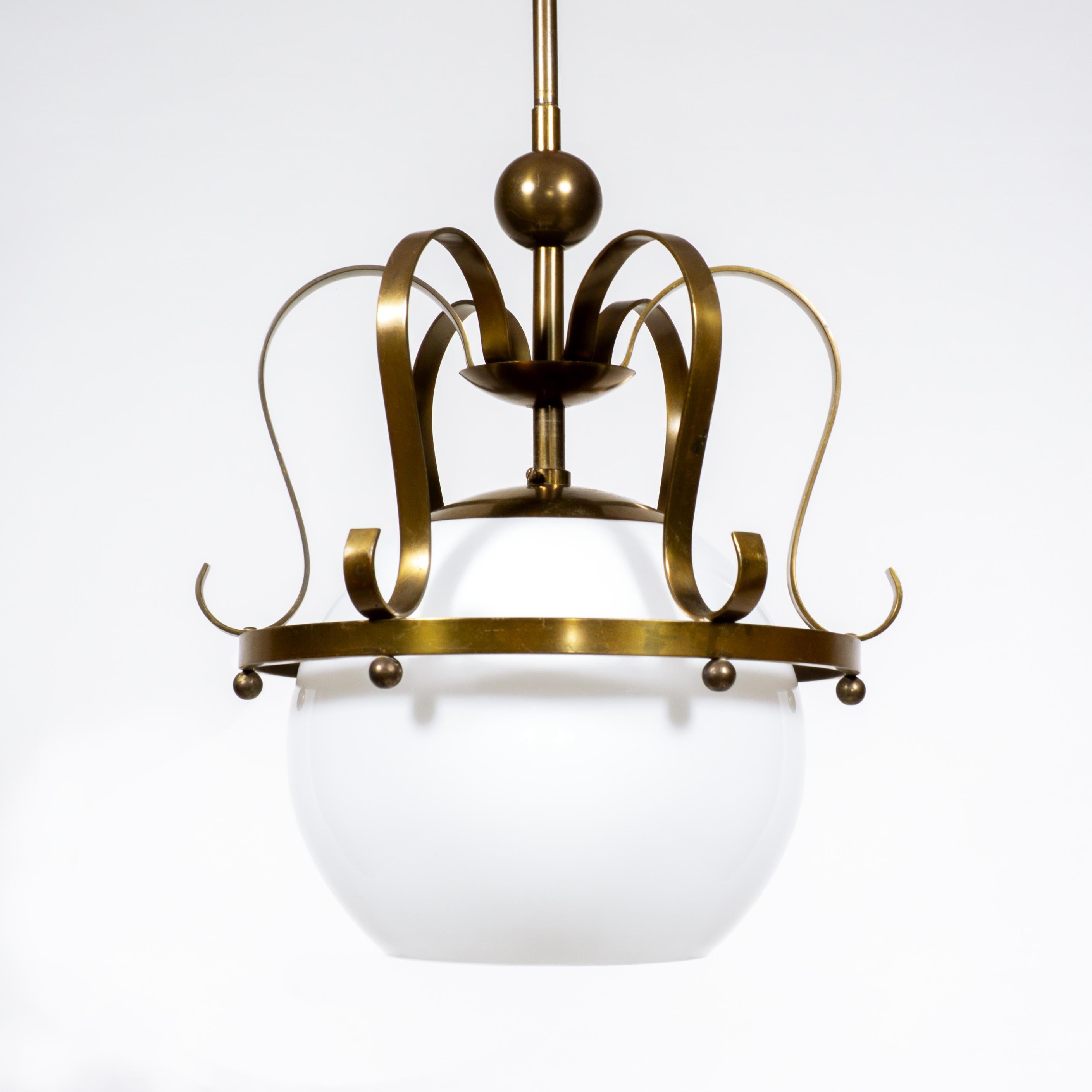 Vintage Opalglas & Messing Crown Pendelleuchte, 1960er Jahre (Europäisch) im Angebot