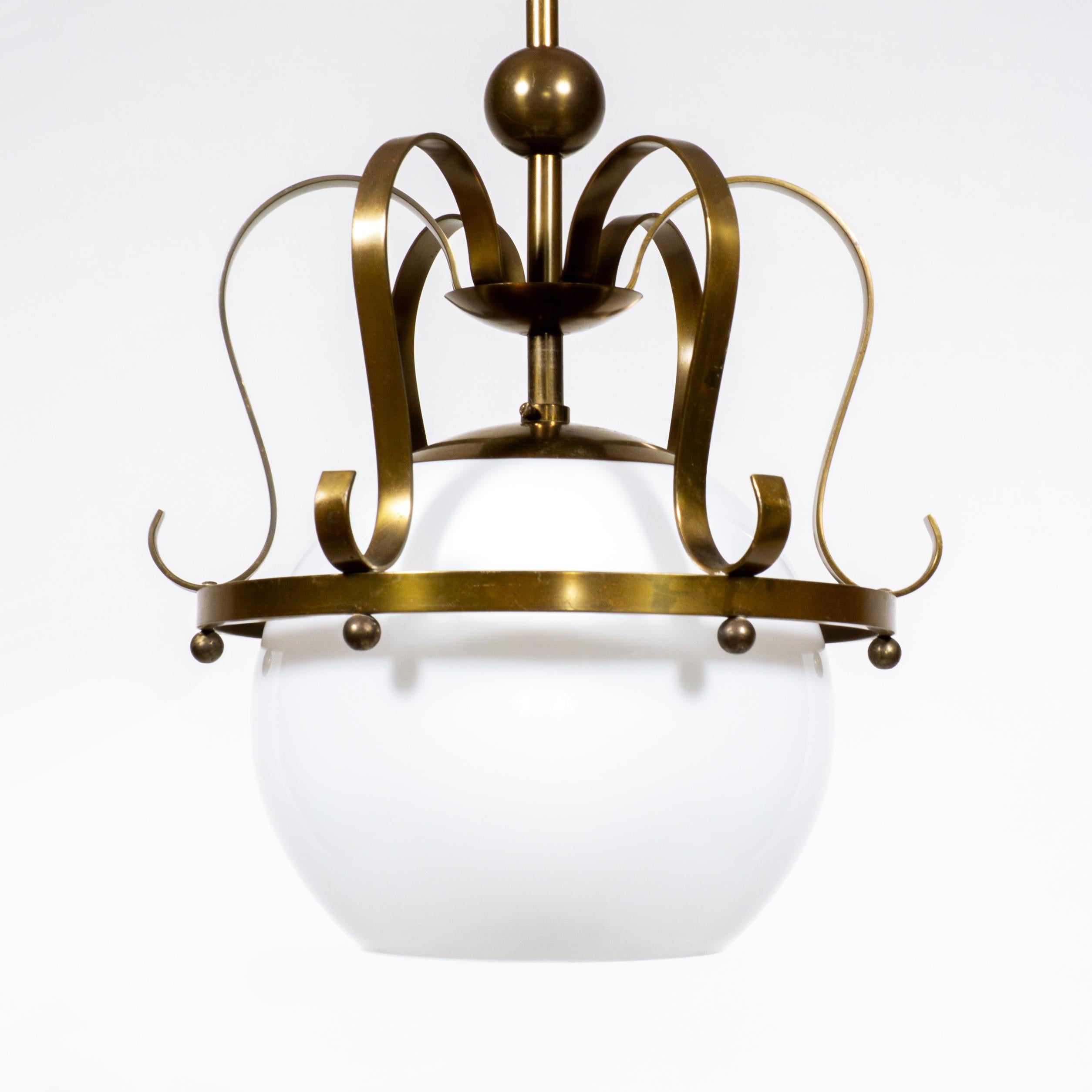 Vintage Opalglas & Messing Crown Pendelleuchte, 1960er Jahre im Zustand „Gut“ im Angebot in Regensburg, DE