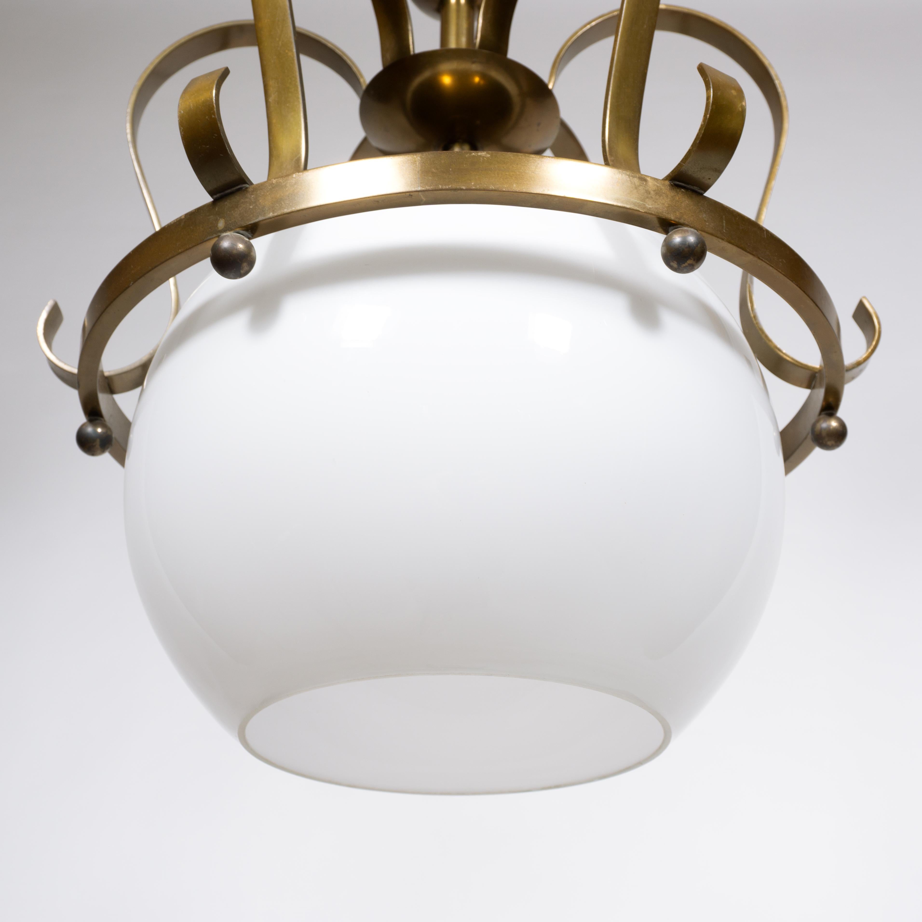 Vintage Opalglas & Messing Crown Pendelleuchte, 1960er Jahre (20. Jahrhundert) im Angebot