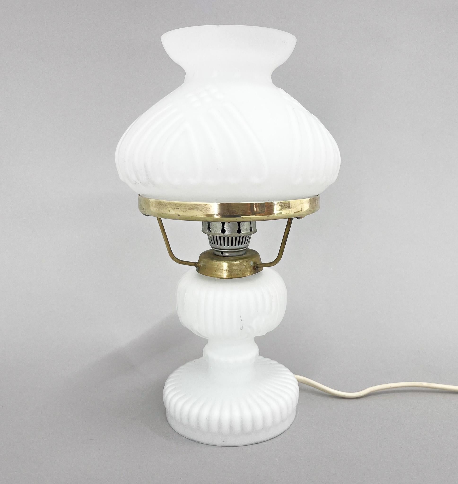 Tischlampe aus der Mitte des Jahrhunderts aus Opalglas und Messing in der Form einer alten Petroleumlampe. Glühbirne: 1 x E14-E15.