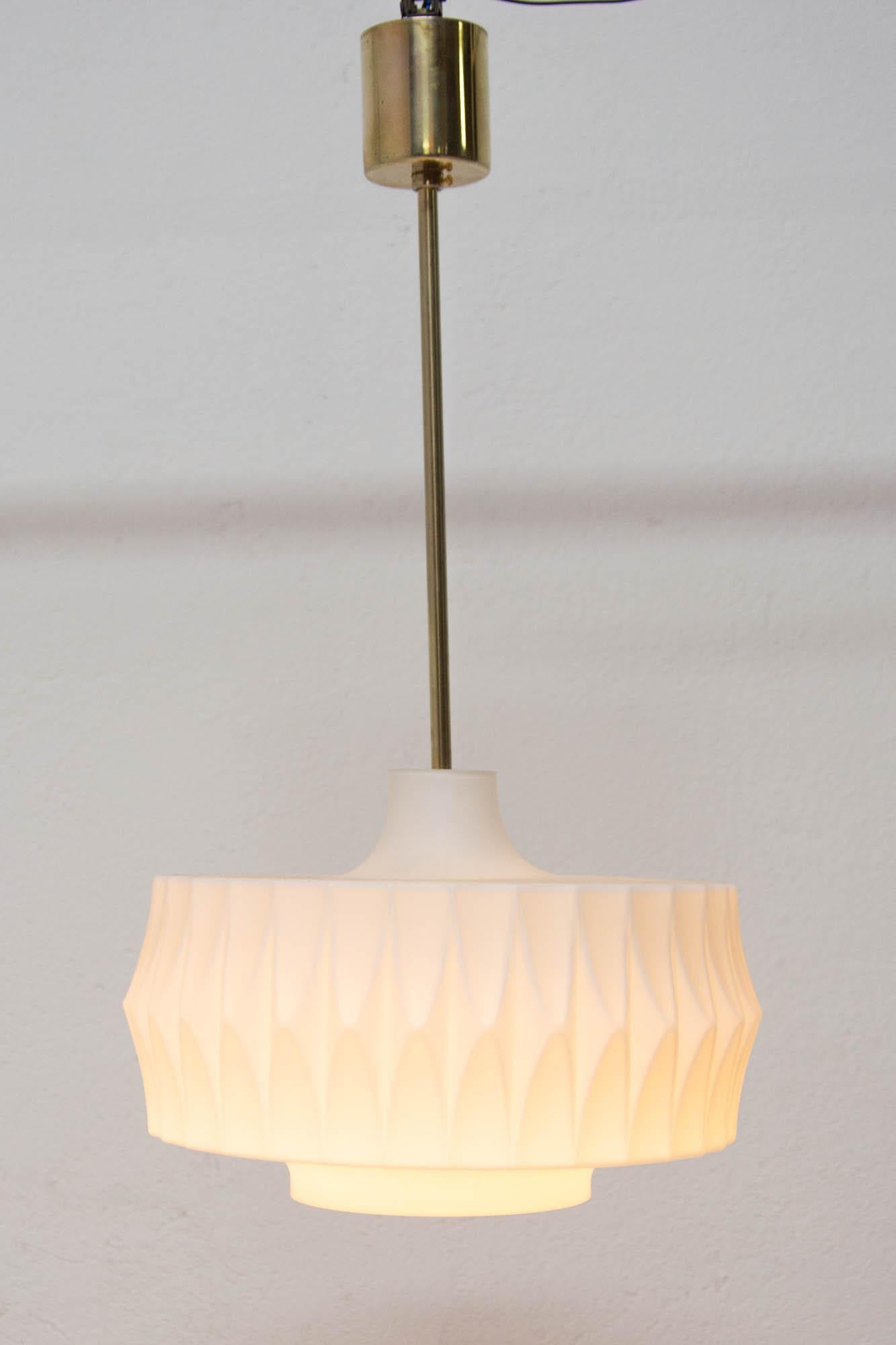 Modernist pendant chandelier made of white opal glass with a brass rod. Made in the former Czechoslovakia in the 1970s. Suitable for entrance hall, living rooms or office.
In very good Vintage condition. Newly wired.

Lampshade height: 19 cm.