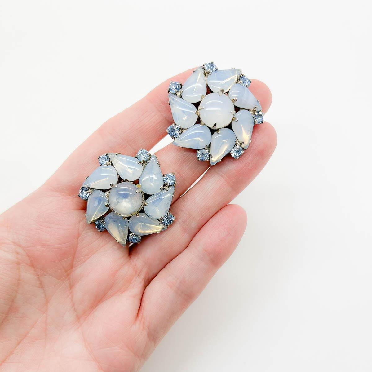 Das traumhafteste Paar Vintage-Ohrringe aus Opalglas aus der Mitte des Jahrhunderts mit Sonnenschliff. Mit einem Wirbel aus Opalglassteinen im Phantasieschliff. Der Inbegriff von Schick für Ihren einzigartigen Frühlings-Sommer-Schliff.