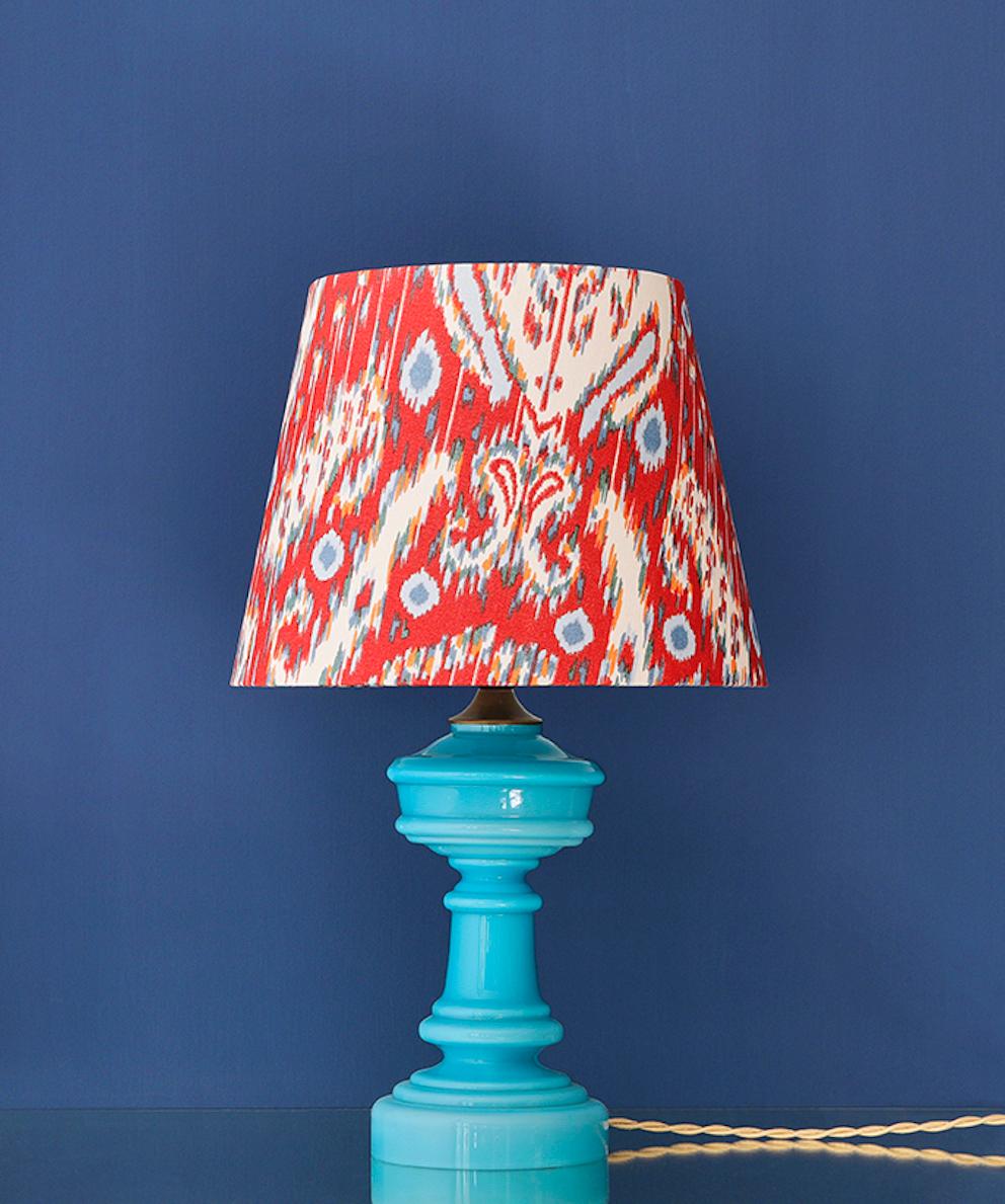 Denmark, 1960's

Opaline glass table lamp with customized shade

Measures: H 51 x Ø 32 cm.