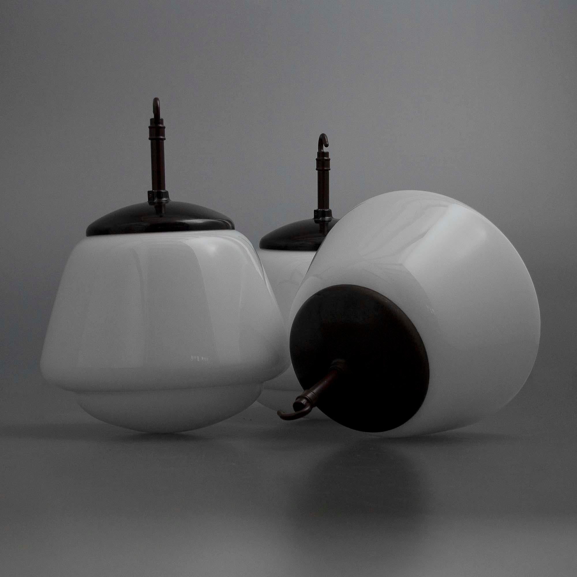 Ceco Lampada a sospensione a più livelli in vetro opalino vintage in vendita