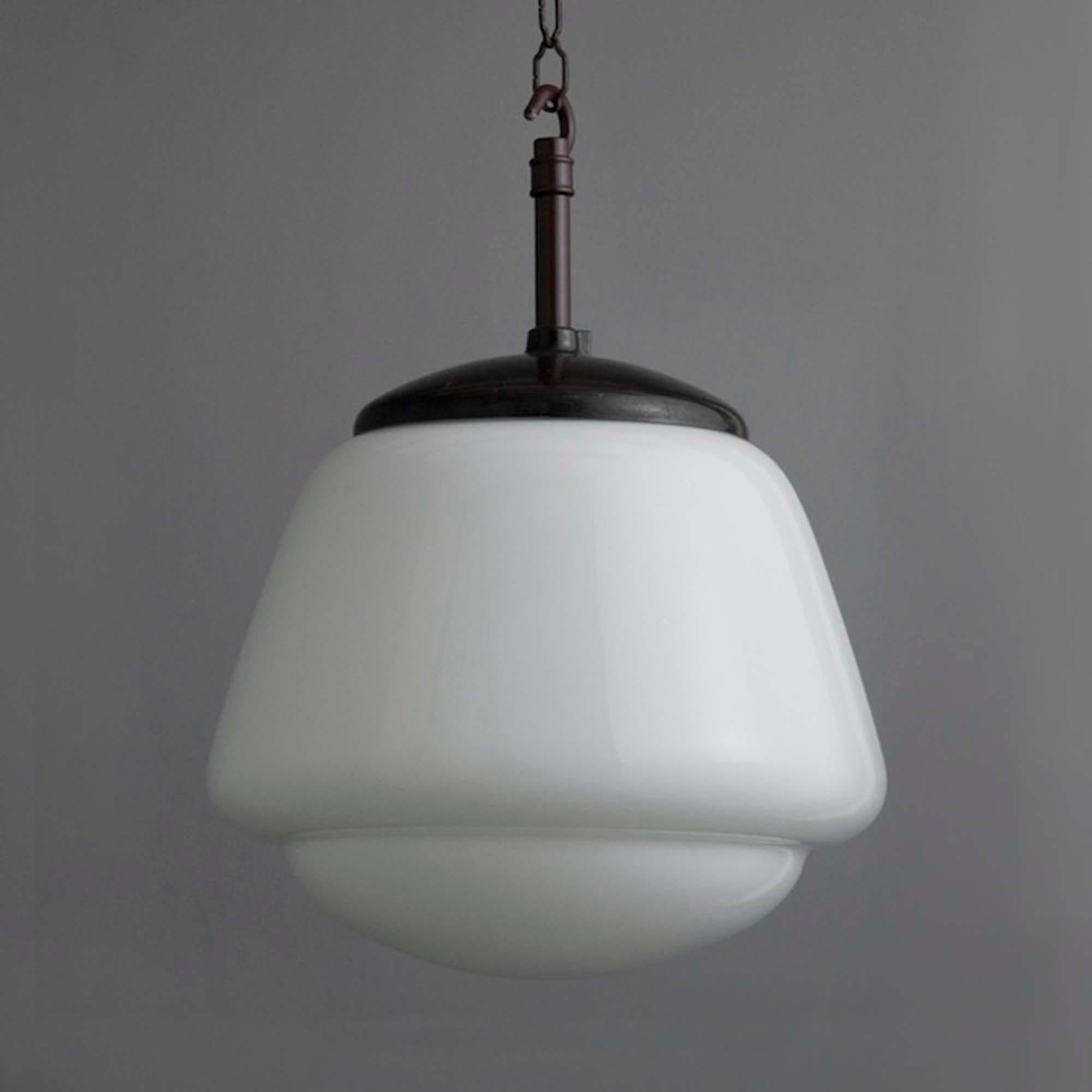 Lampada a sospensione a più livelli in vetro opalino vintage In condizioni buone in vendita a Leicester, Leicestershire