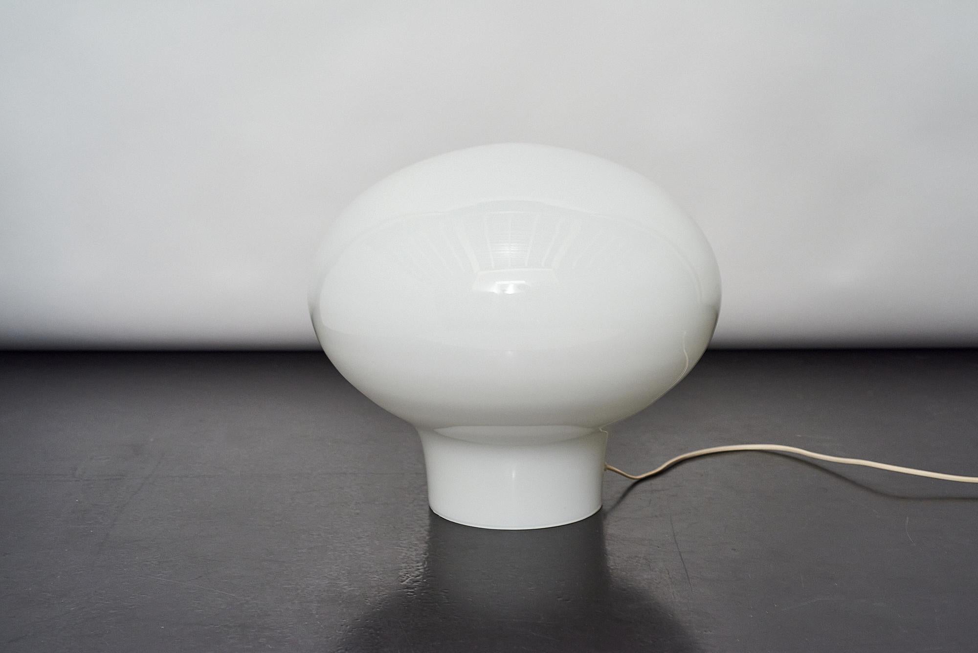 Ère spatiale Lampe champignon vintage en opaline en vente