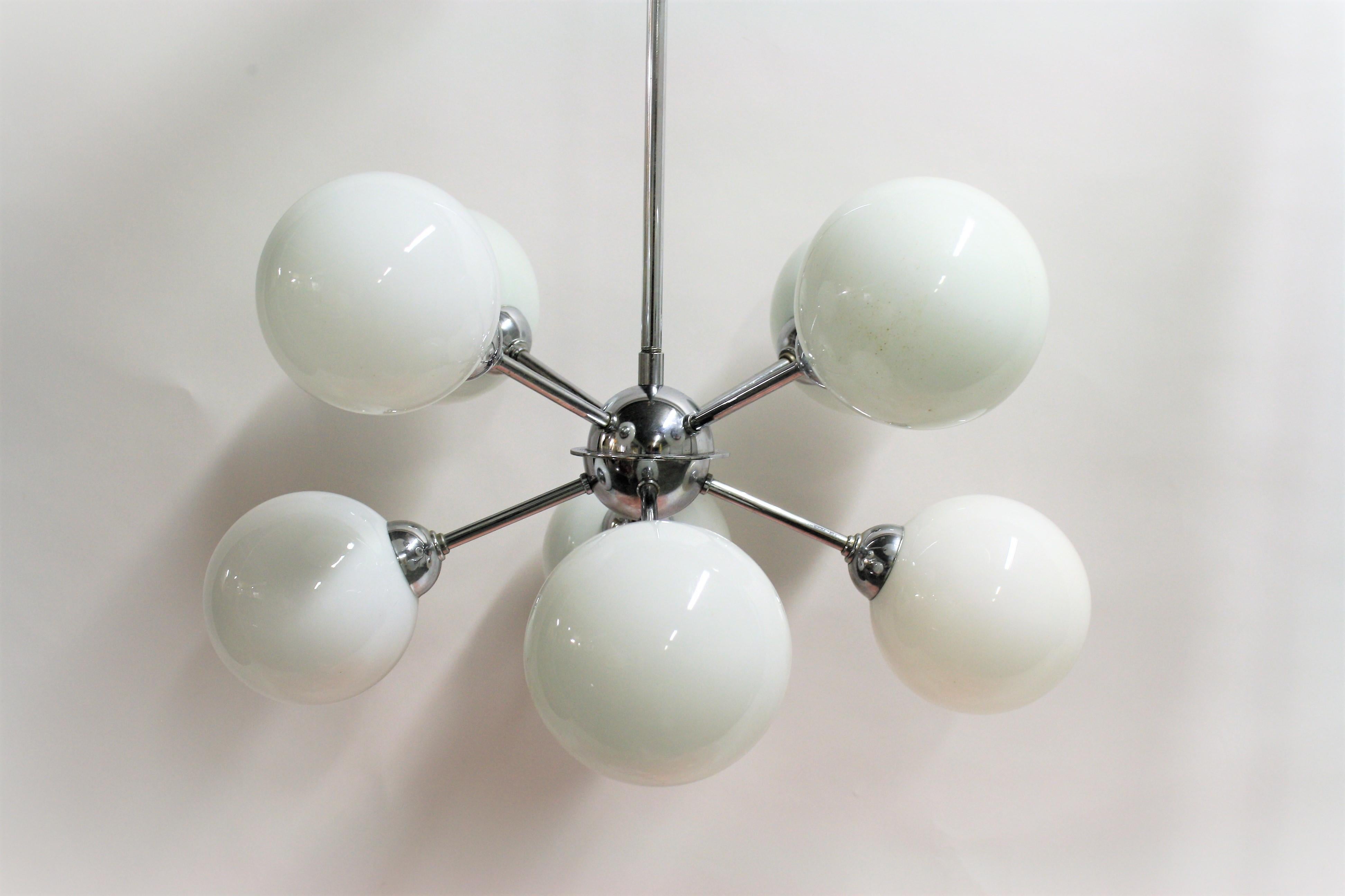 Midcentury chrome and opaline glass Sputnik chandelier.

Beautiful polished chrome.

The chandelier emits a spectacular light, a true Space Age classic design.

The chandelier has 8 E14 light points.

The lamp has been tested.

1960s -