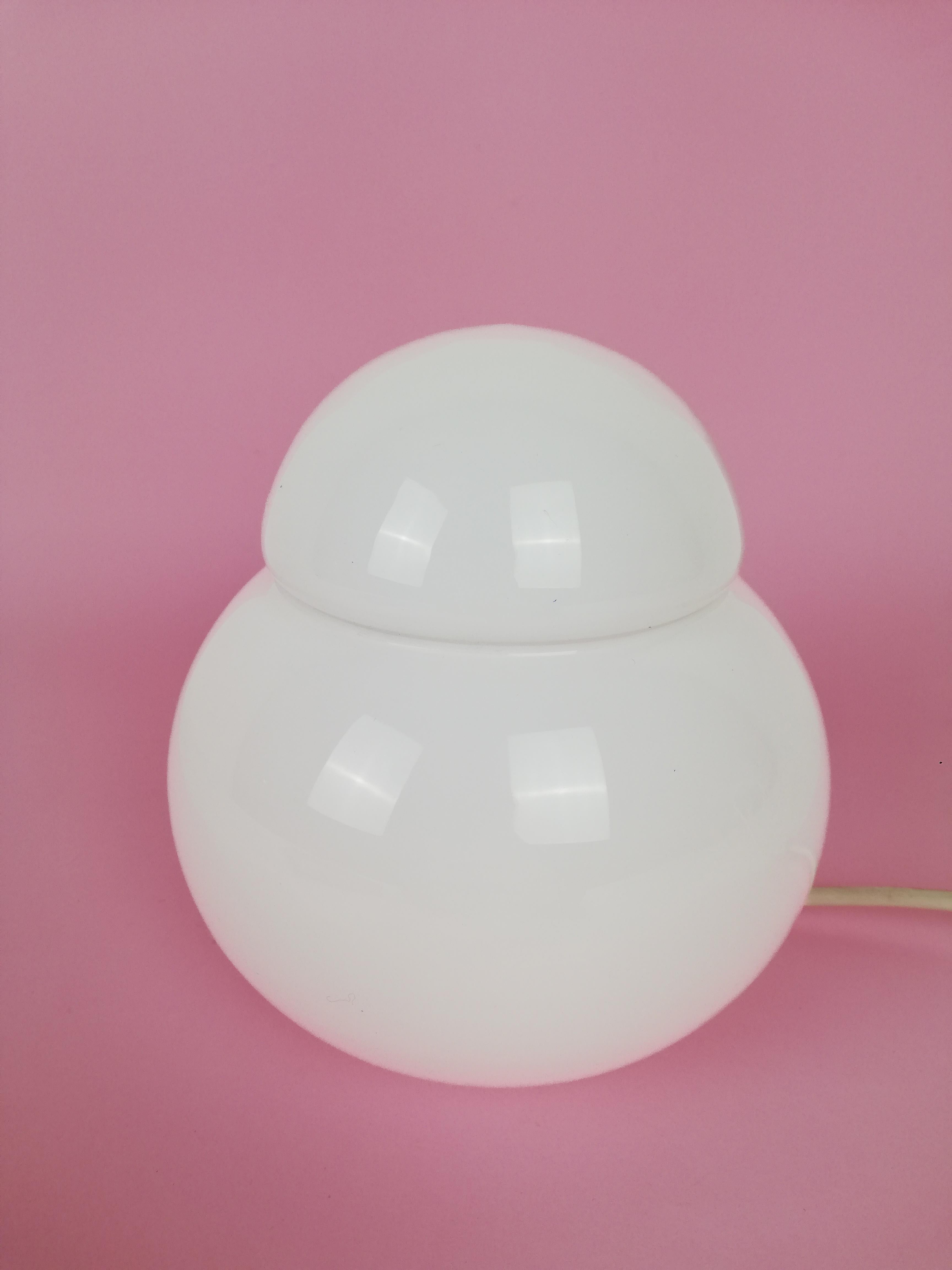 Eine perfekte Nachttischlampe, 1969 von Sergio Asti entworfen und von Candle hergestellt.
Es handelt sich um eine Erstausgabe, die von der Firma Candel und nicht von Fontana Arte hergestellt wurde.
Sie besteht aus 2 Halbkugeln aus Opalglas und ist