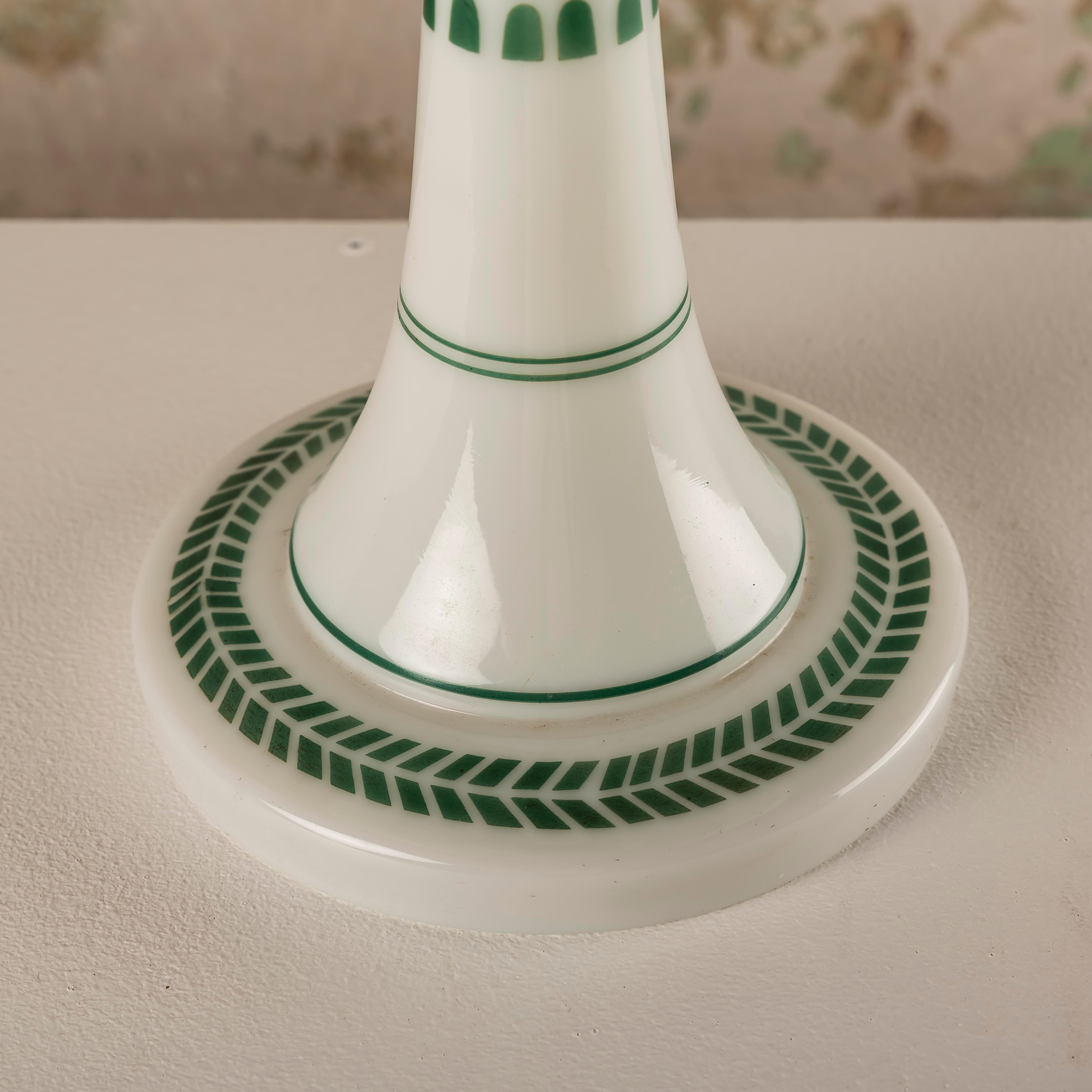 Lampada da tavolo opalina vintage con decorazioni verdi 2