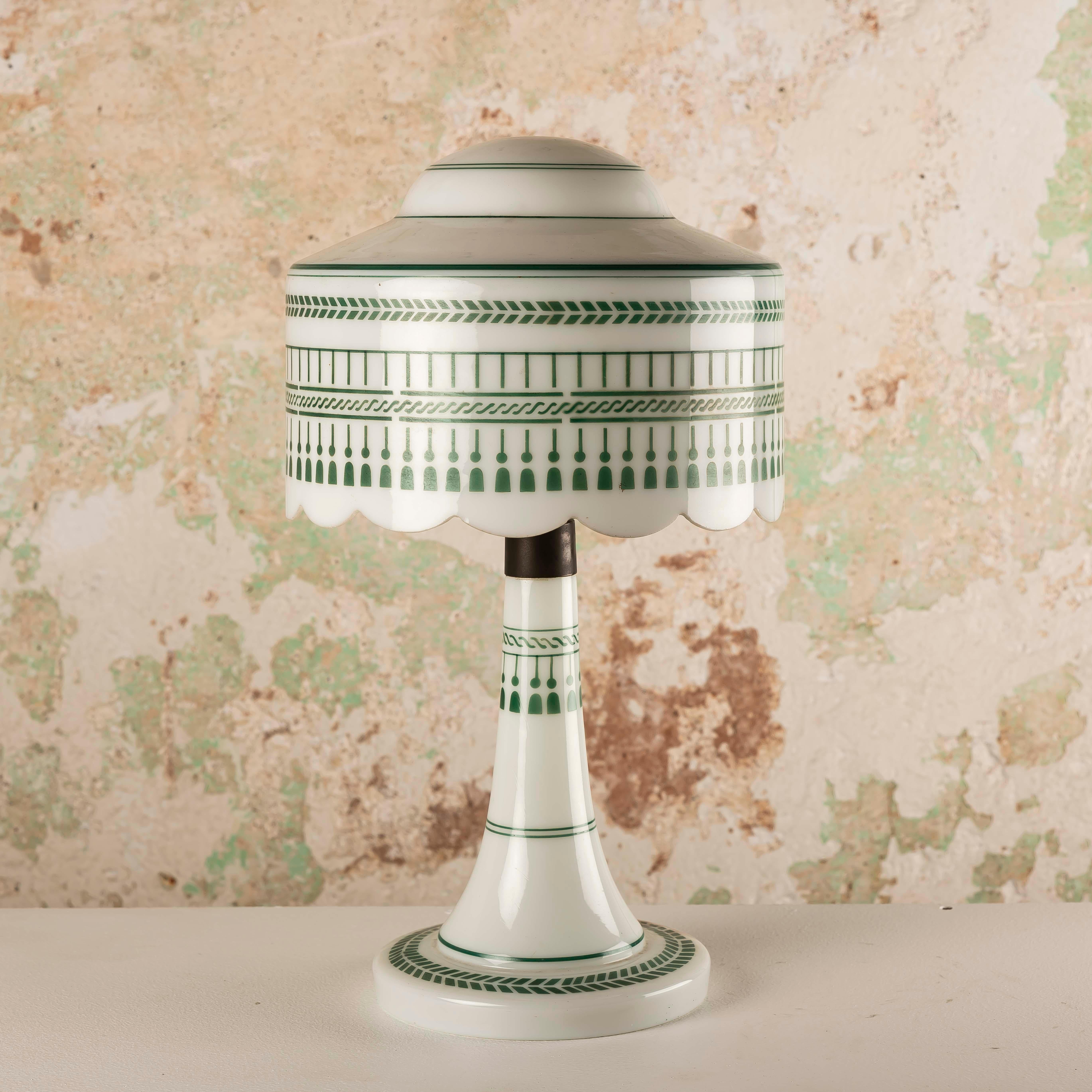 Lampada da tavolo opalina vintage con decorazioni verdi 3