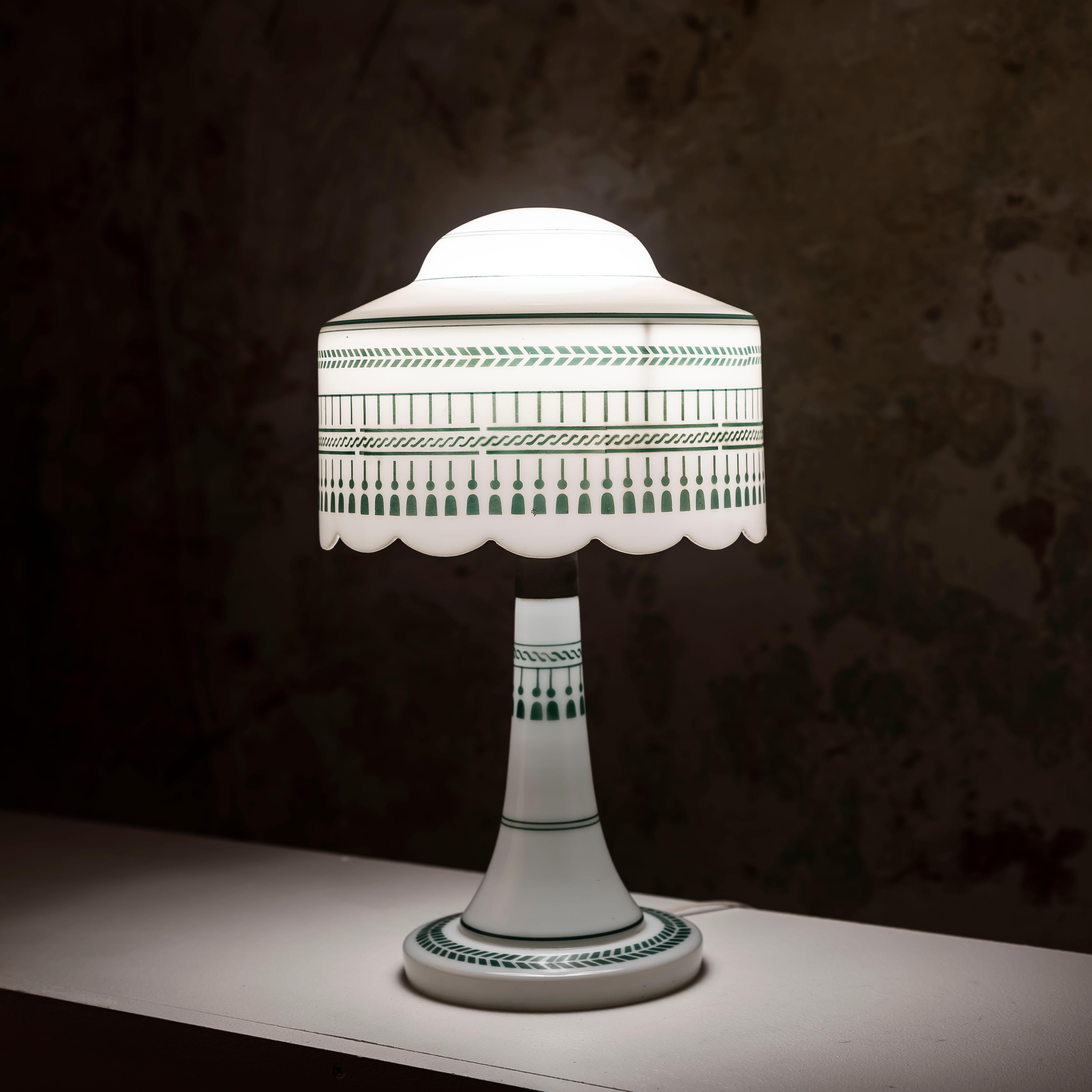 Lampada da tavolo opalina vintage con decorazioni verdi 4