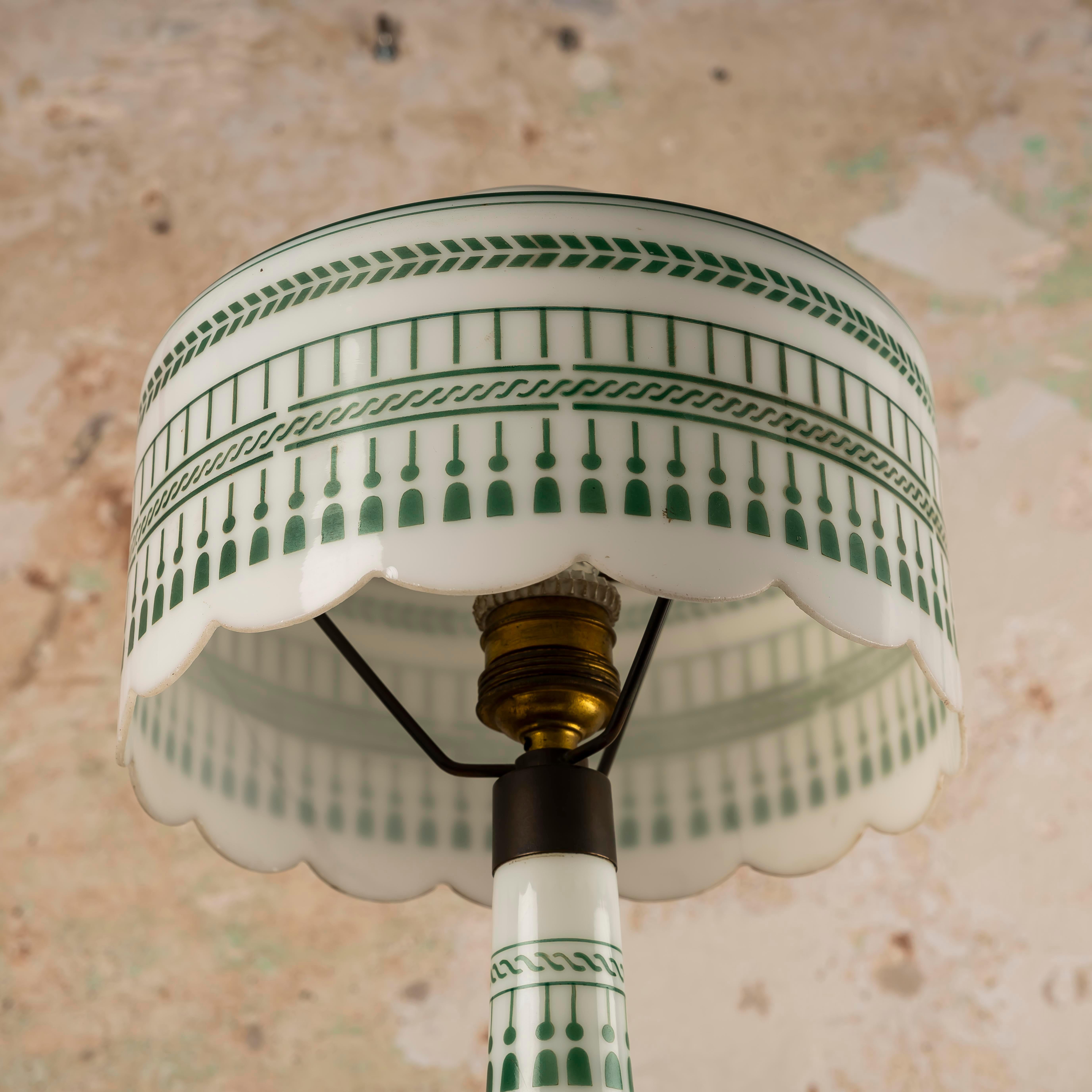 Lampada da tavolo opalina vintage con decorazioni verdi 5