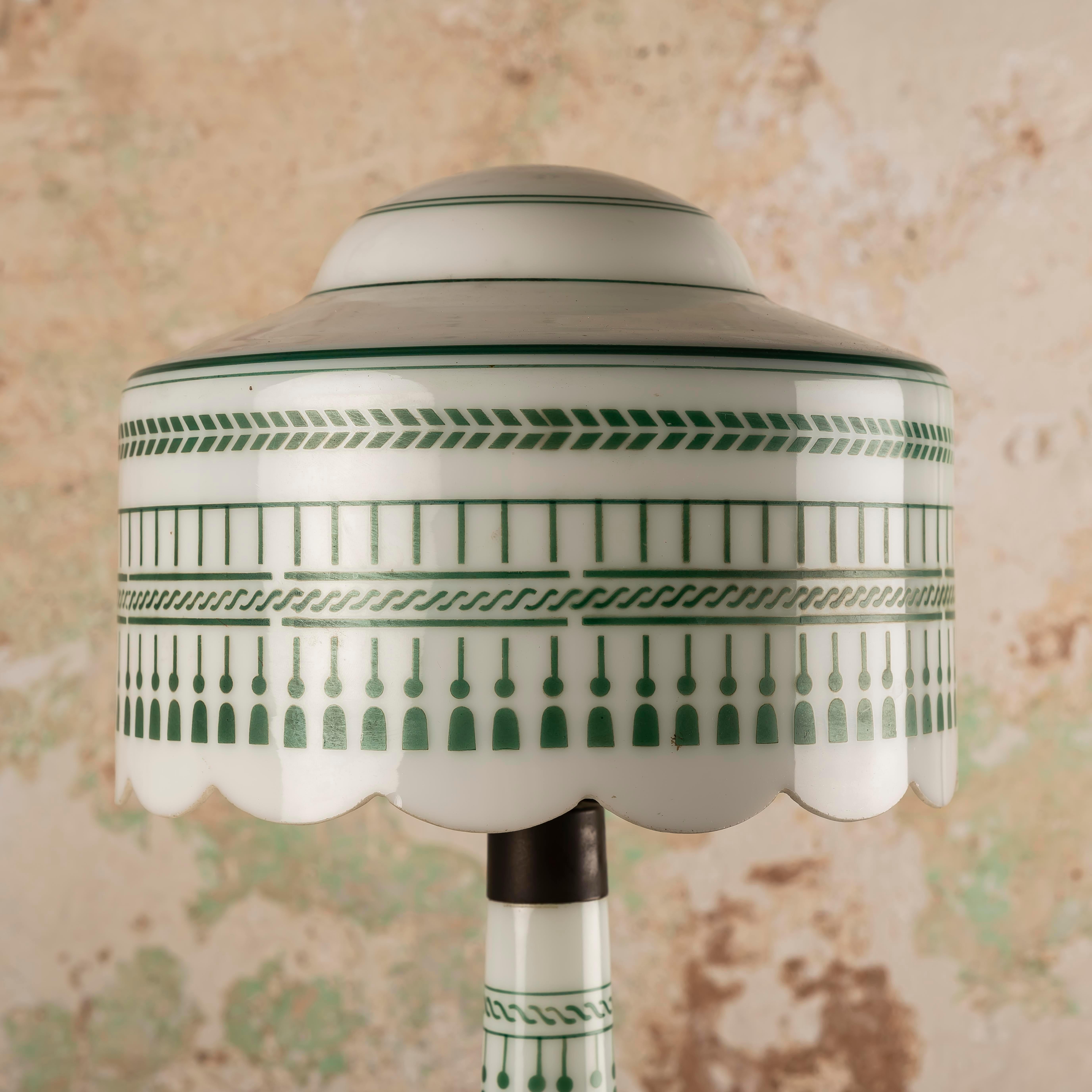 Secessione di Vienna Lampada da tavolo opalina vintage con decorazioni verdi