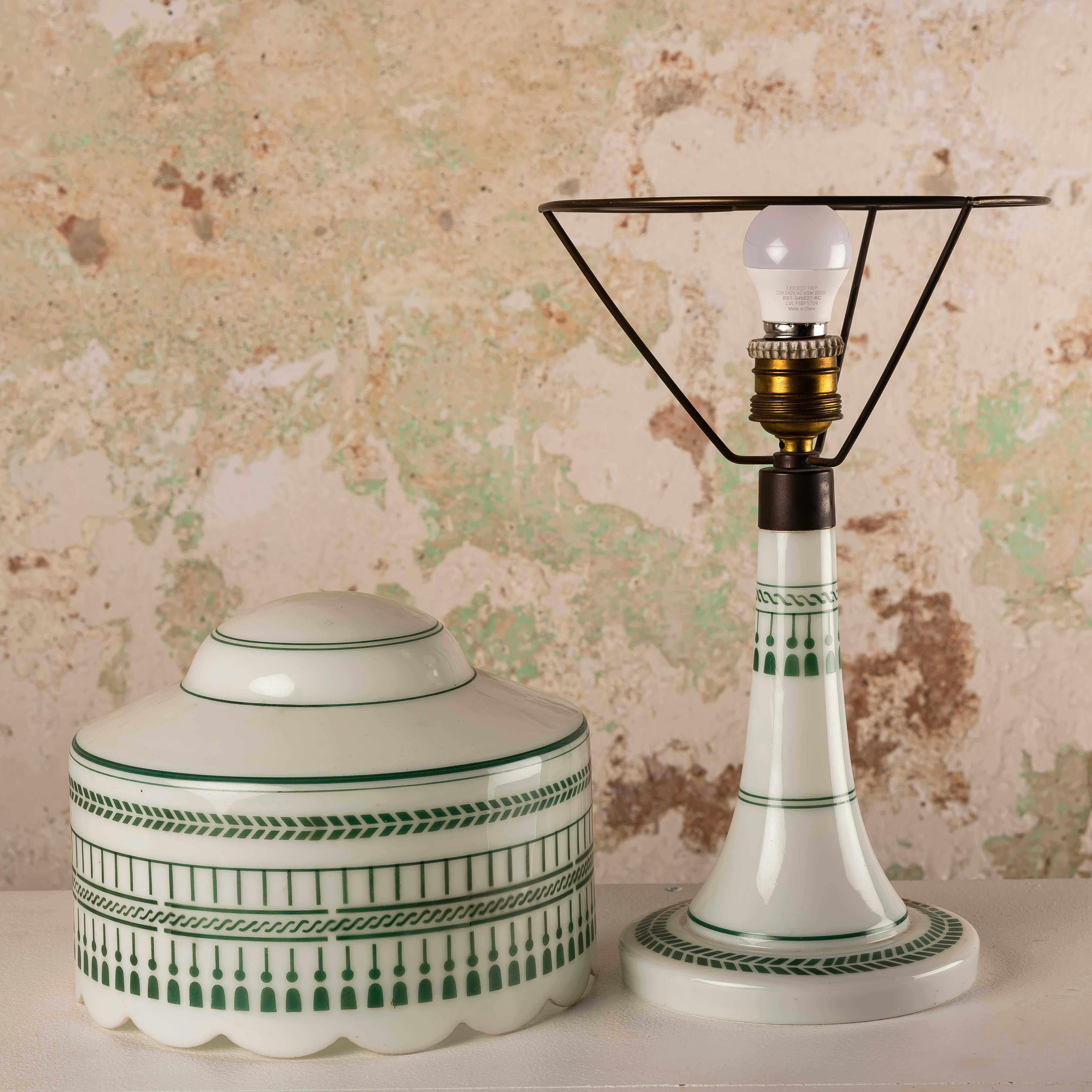 Europeo Lampada da tavolo opalina vintage con decorazioni verdi