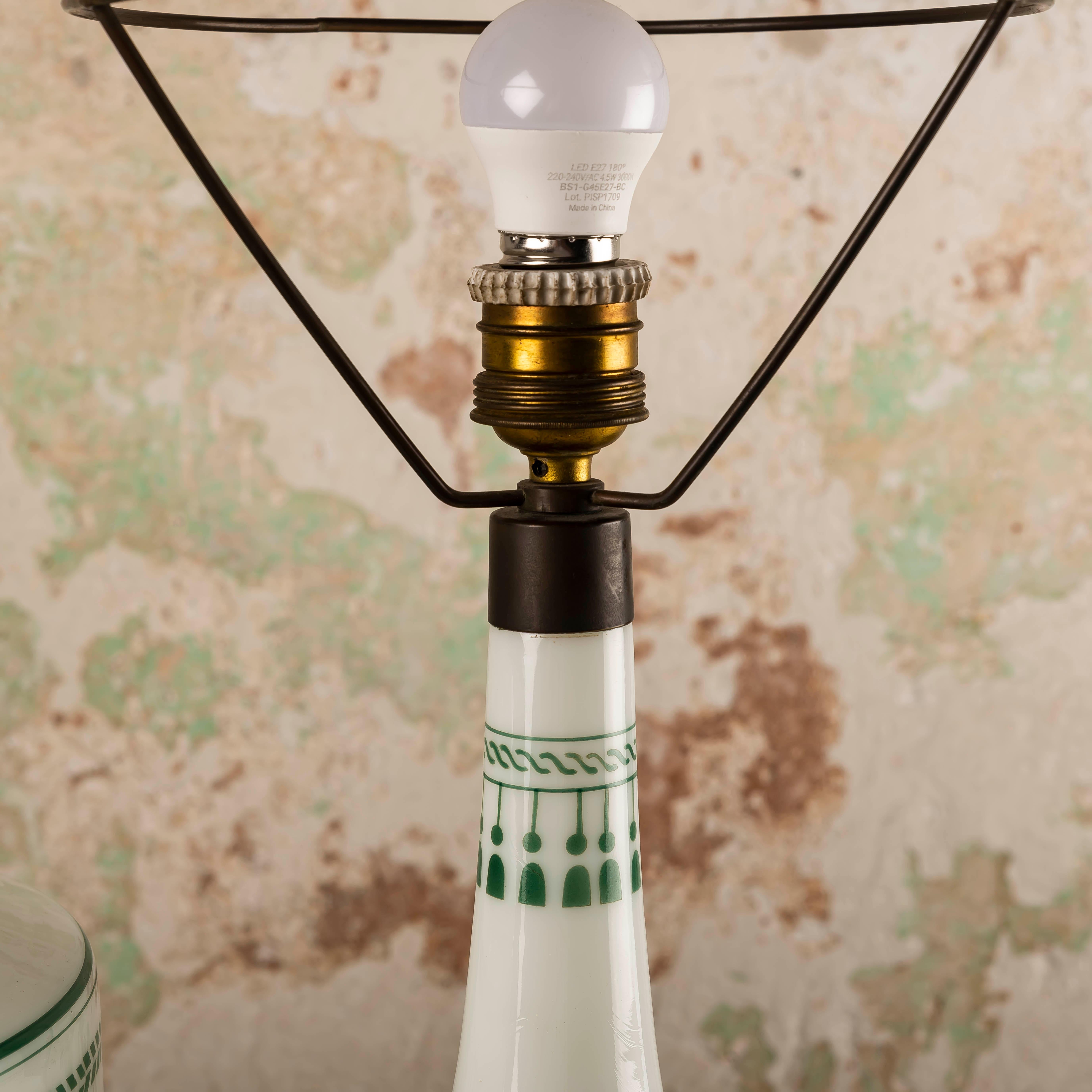 Lampada da tavolo opalina vintage con decorazioni verdi In condizioni buone a BARCELONA, ES