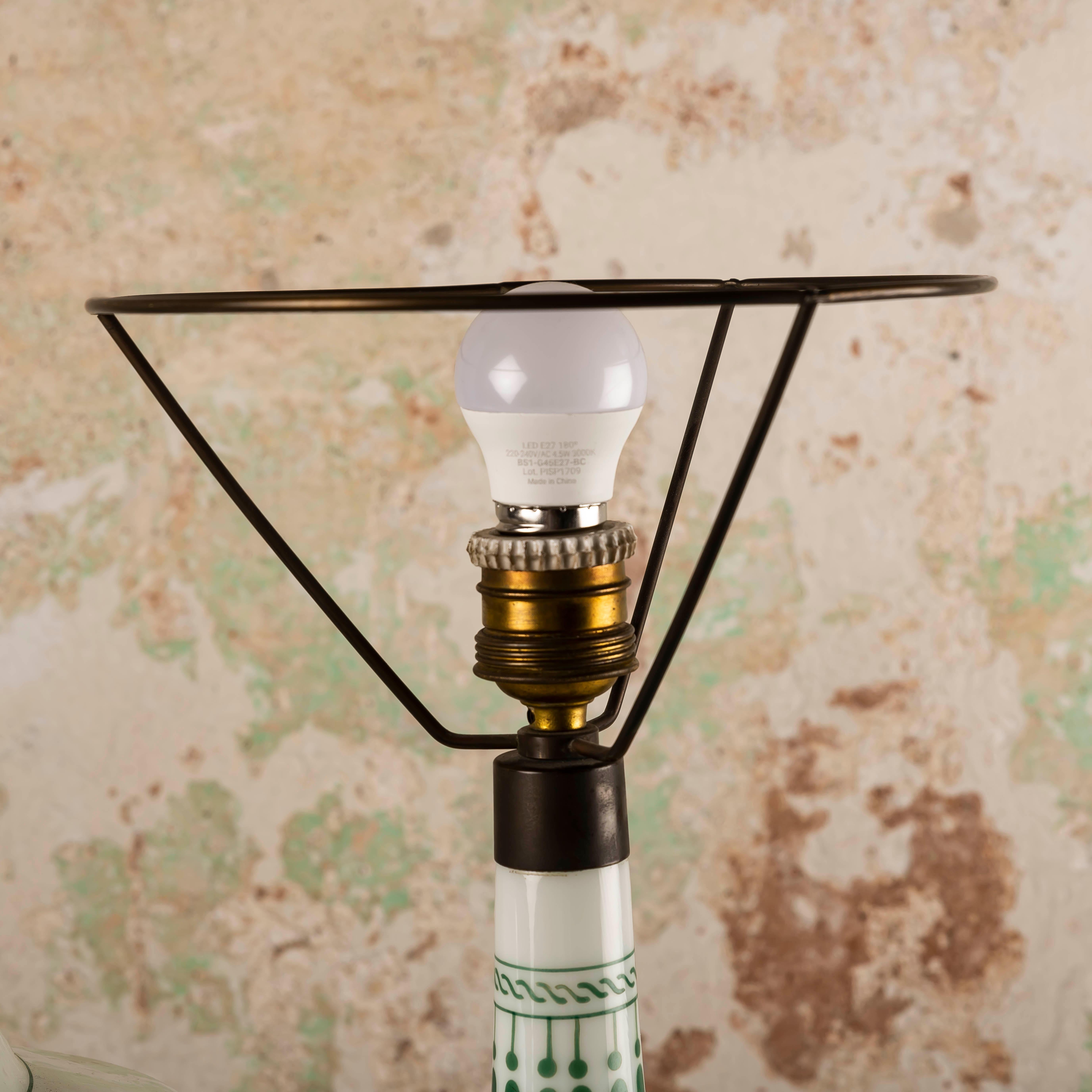 Metà XX secolo Lampada da tavolo opalina vintage con decorazioni verdi
