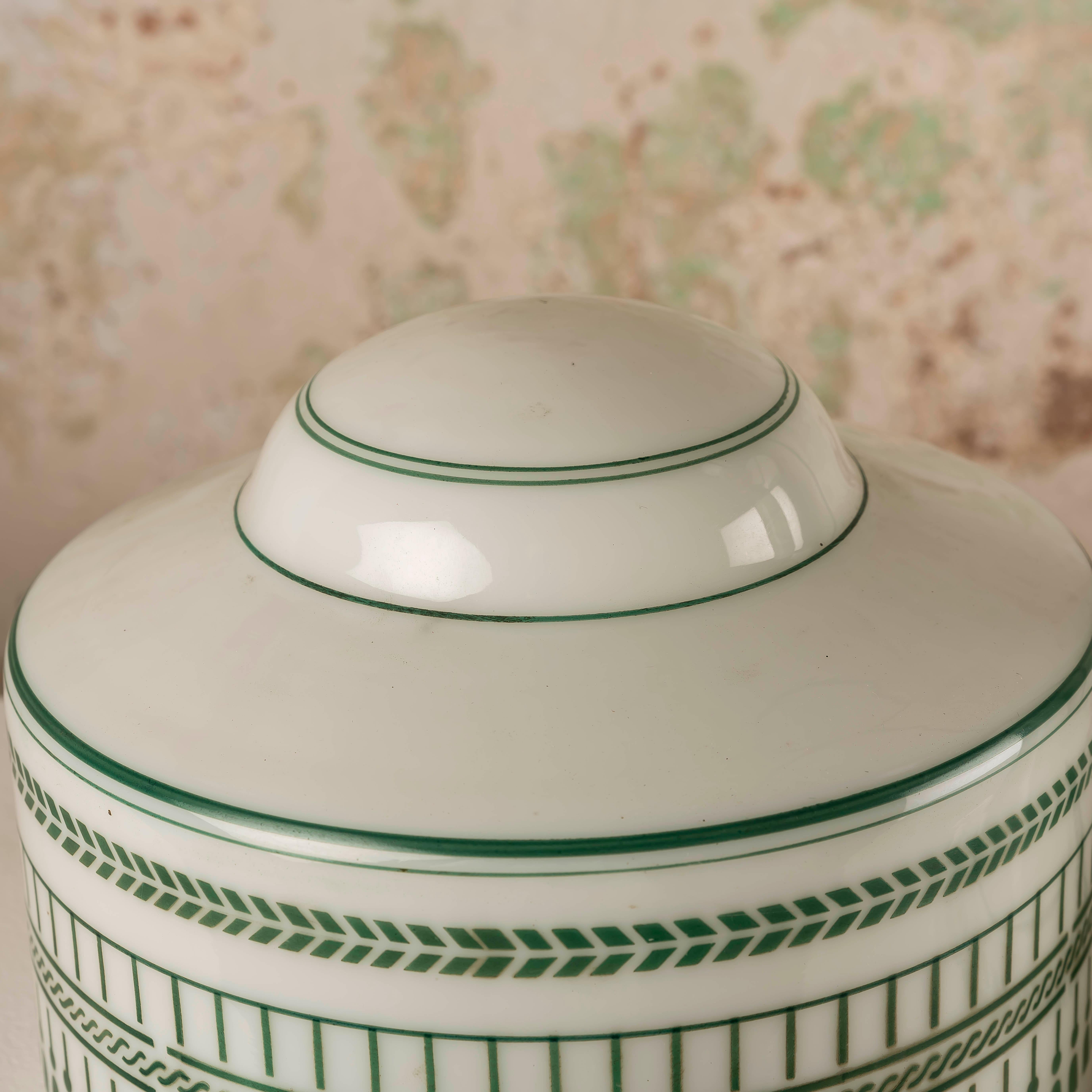 Ottone Lampada da tavolo opalina vintage con decorazioni verdi