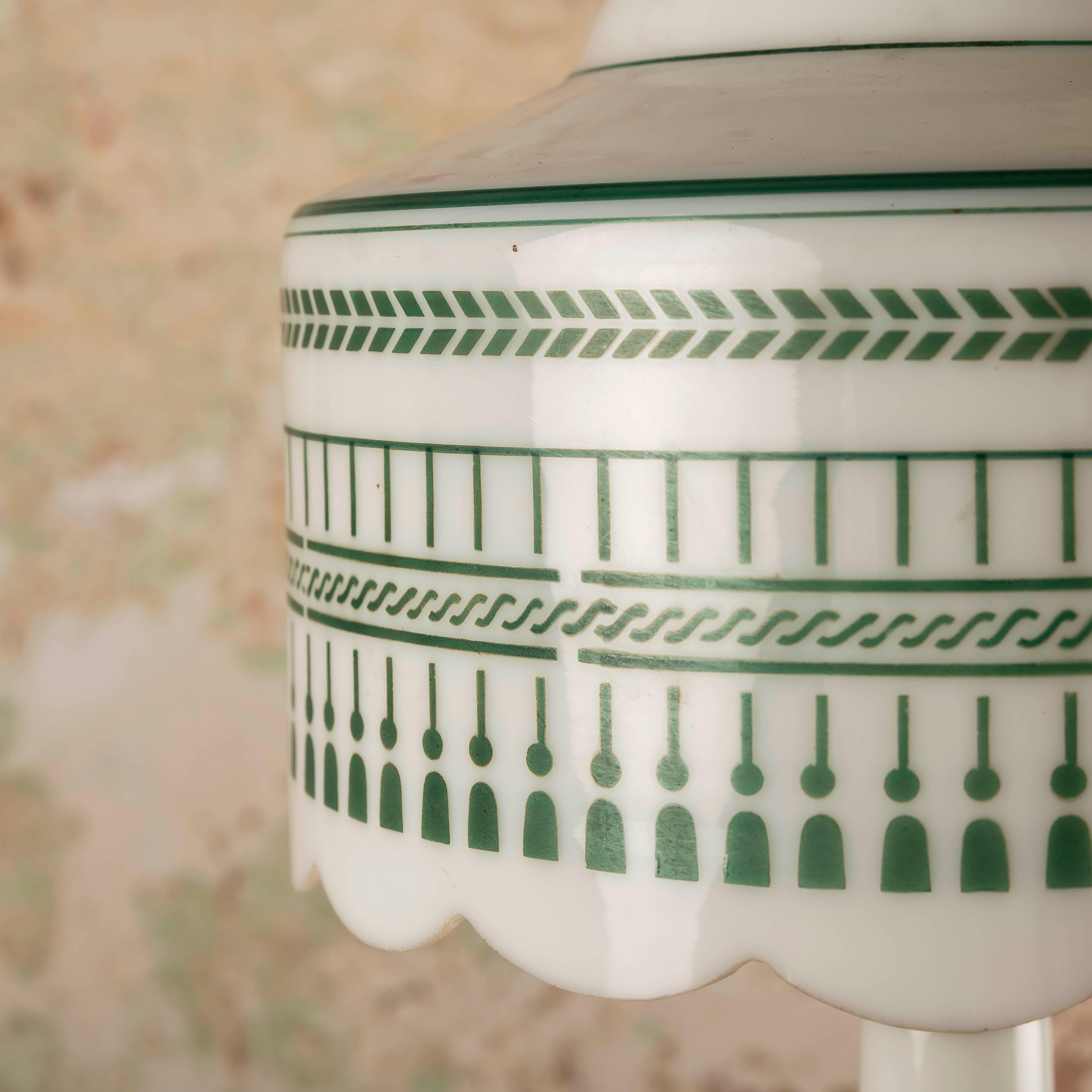 Lampada da tavolo opalina vintage con decorazioni verdi 1