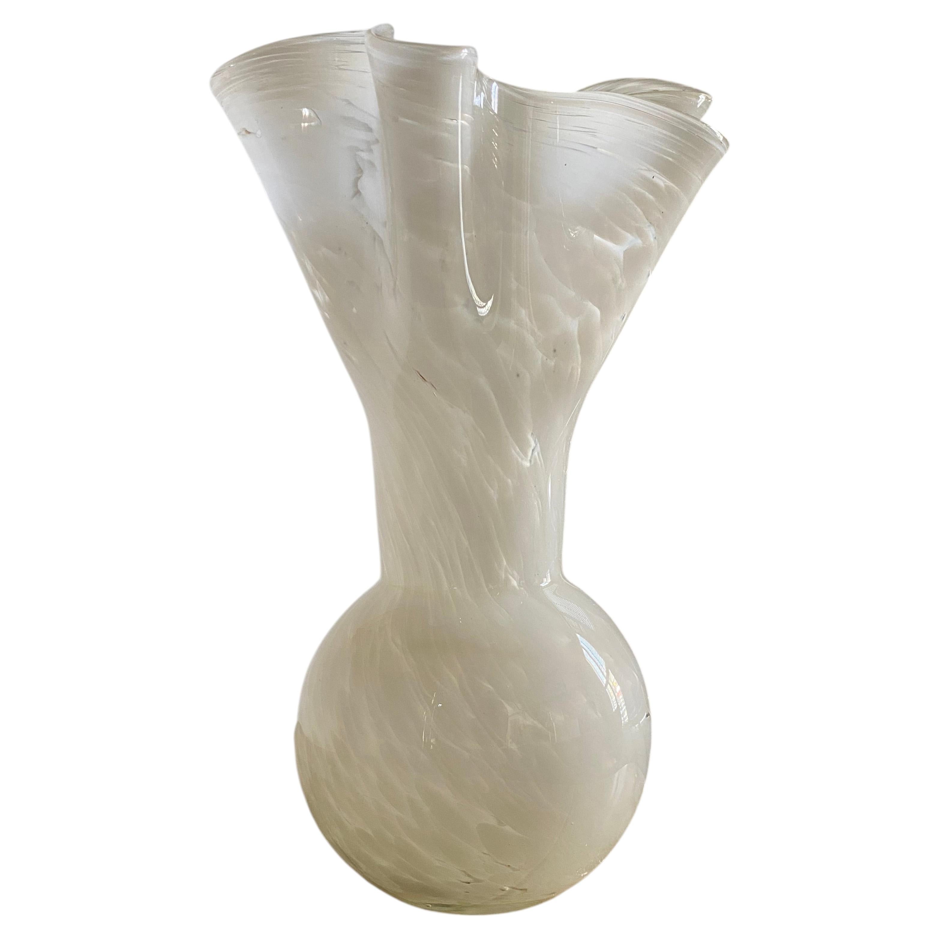 Vaso scultoreo in vetro di Murano bianco opalino vintage