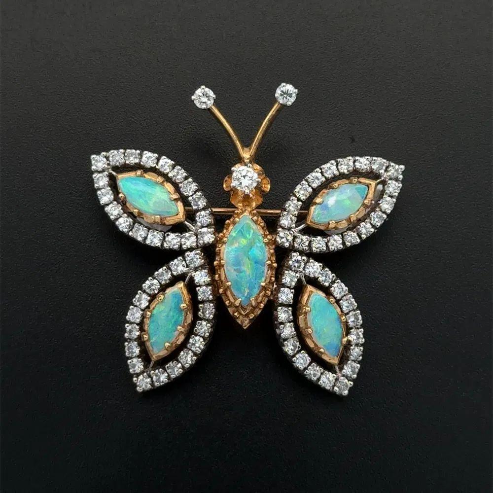 Einfach schön! Fein detaillierte Opale und Diamanten Schmetterling Vintage Brosche Pin. Sicher von Hand mit Opalen besetzt, mit einem Gewicht von ca. 5 tcw und mit Diamanten akzentuiert, ca. 2,00 tcw. Künstlerisch handgefertigt in 14K 2-tone Gelb-