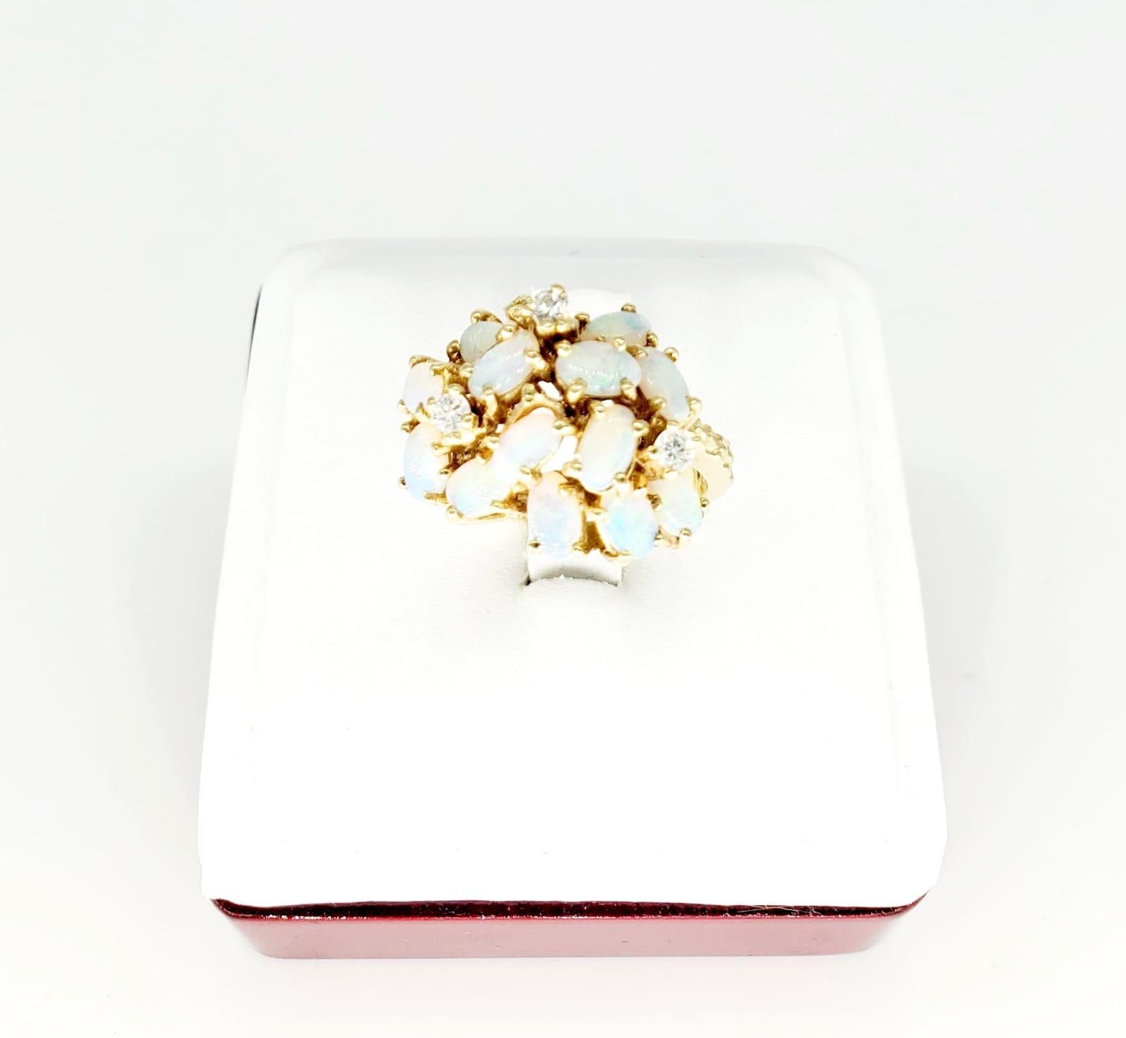 14 Karat Gold Cluster Ring mit Opalen und Diamanten (Rundschliff)