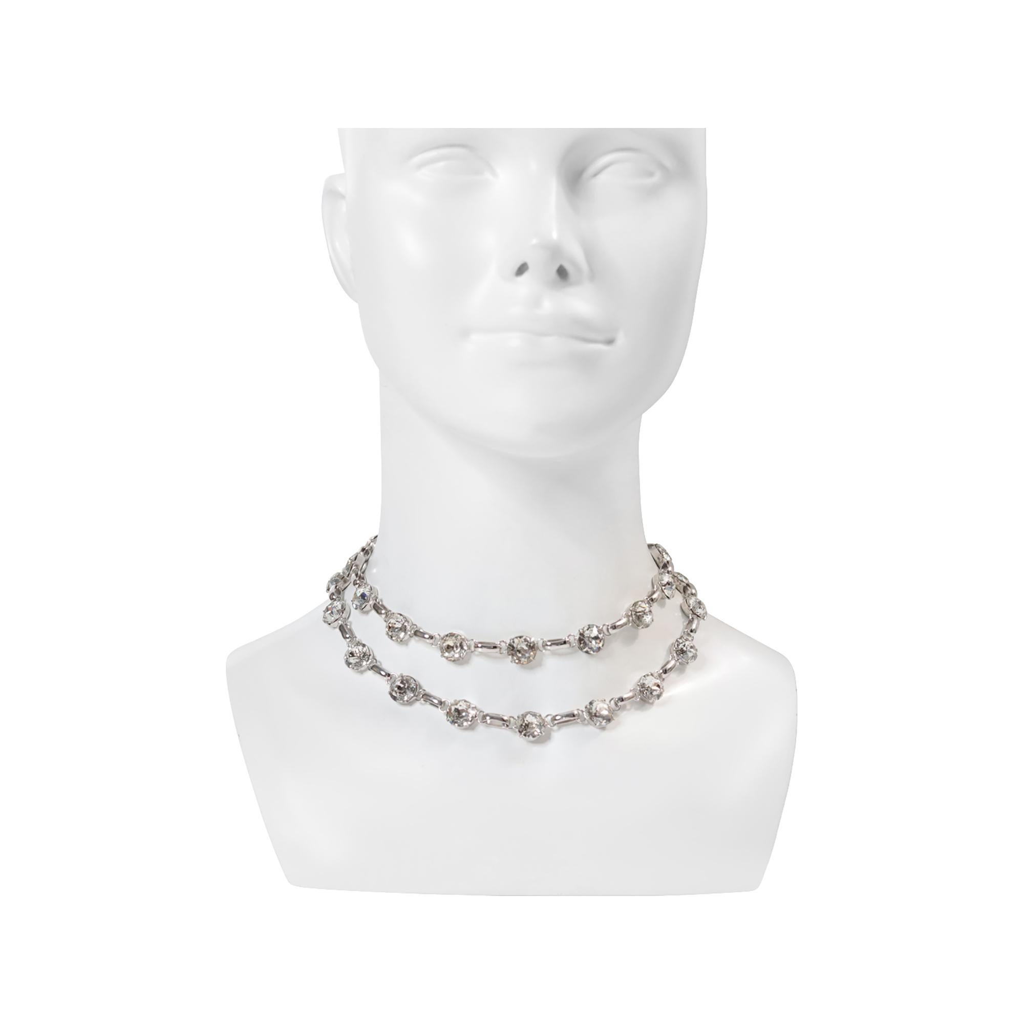 Vintage Open Back Crystal Double Row Choker Circa 1960.  Stupefacente. Dovrebbe essere uno dei pezzi indispensabili del tuo guardaroba.  Si tratta di un pezzo molto insolito in quanto è un girocollo ed è doppio.  Lo vedo bene indossato con un