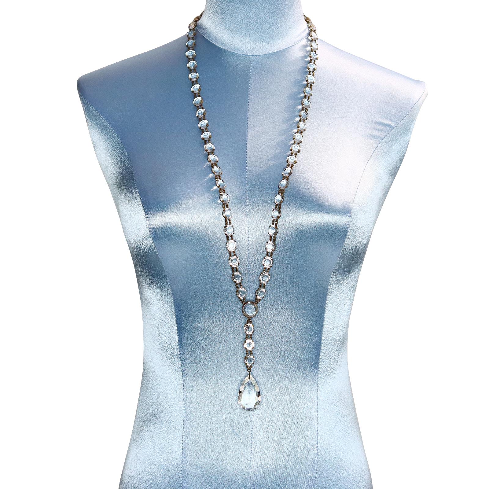 Collar largo vintage de cristal con pieza colgante Circa años 20.  Una de las piezas más bonitas que tengo.  Se puede envolver doblemente o llevar largo. Los cristales están sobre una base de oro envejecido con eslabones dobles que los sujetan. La