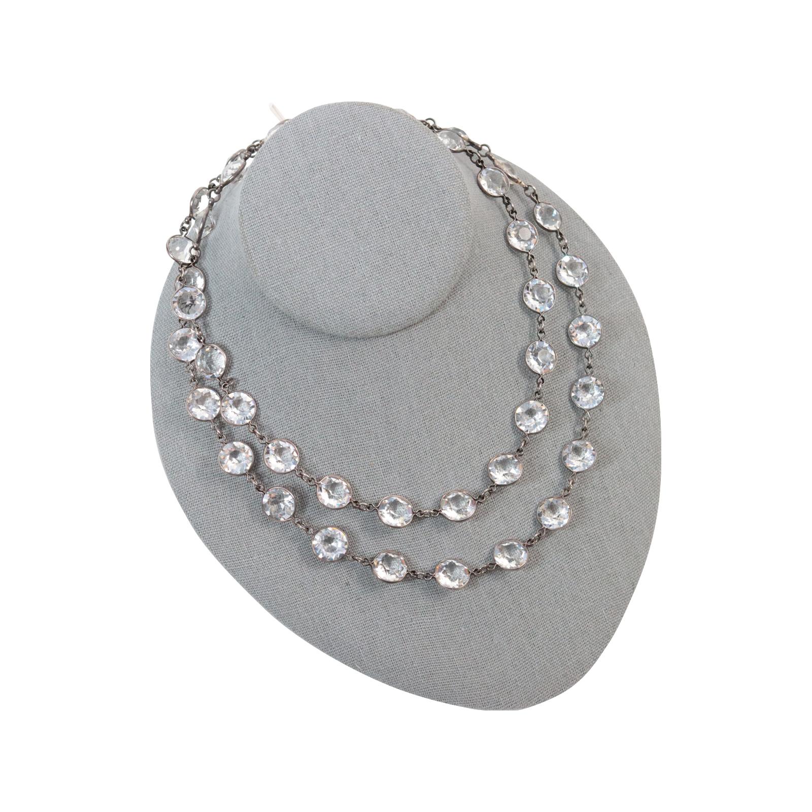 Vintage Open Back Crystal Long Sautoir Necklace Circa 1920s.  Étonnant. Il devrait faire partie des pièces indispensables de votre garde-robe.  Peut être enroulé en double ou porté en longueur.  Les cristaux ont été facettés comme des diamants, avec