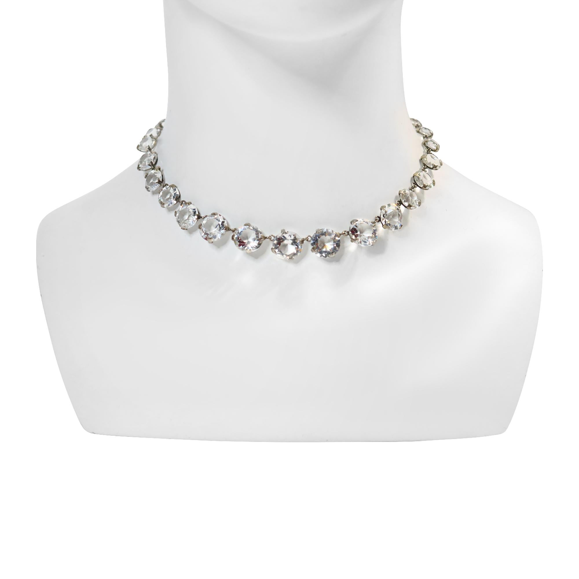 Collana di cristallo aperta d'epoca, circa 1920. Molte persone non capiscono la bellezza di questi prodotti finché non li provano. Quando vengono indossati sulla pelle, sembrano diamanti. Questo è leggermente graduato. Sembra che la laurea sia più