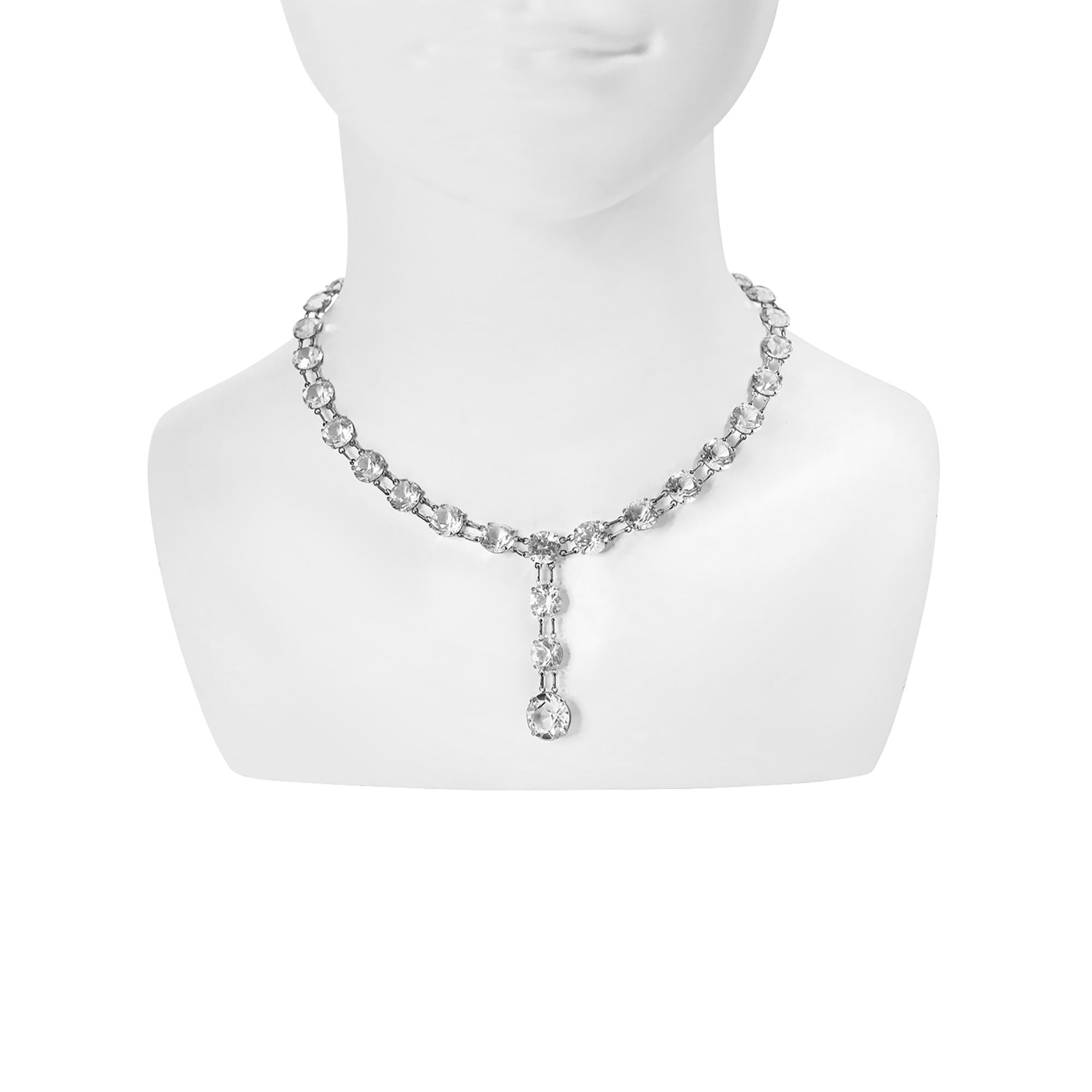 Collar Vintage de Cristal de Espalda Abierta con Pieza Colgante. Los cristales están engastados en una base de tono plateado con eslabones dobles que los sujetan.  Parecen diamantes sobre la piel y son realmente magníficos. Los mayores comerciantes