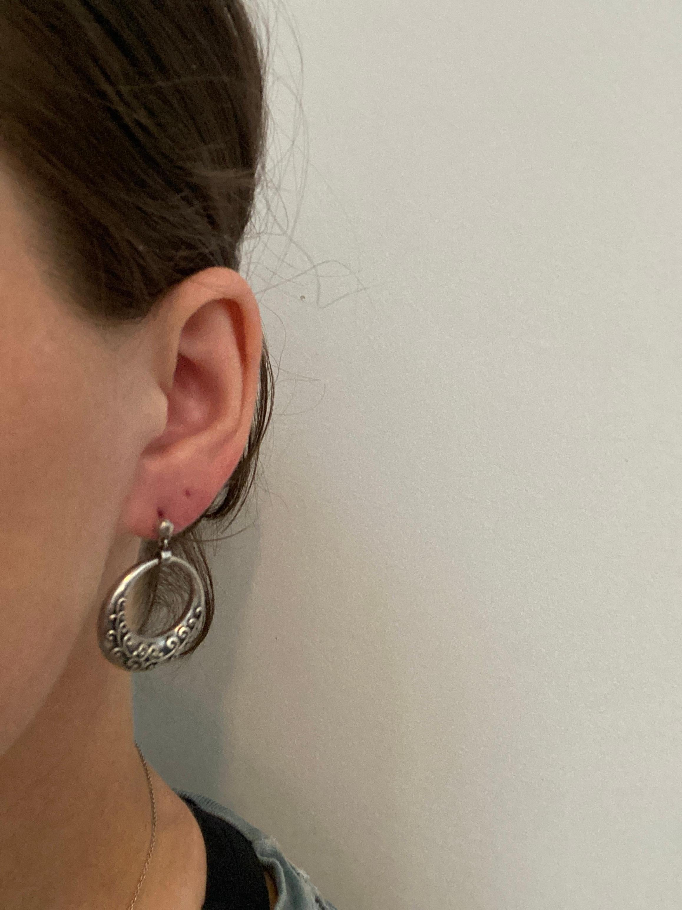 Boucles d'oreilles pendantes vintage en argent avec volutes en forme de cercles ouverts en vente 1