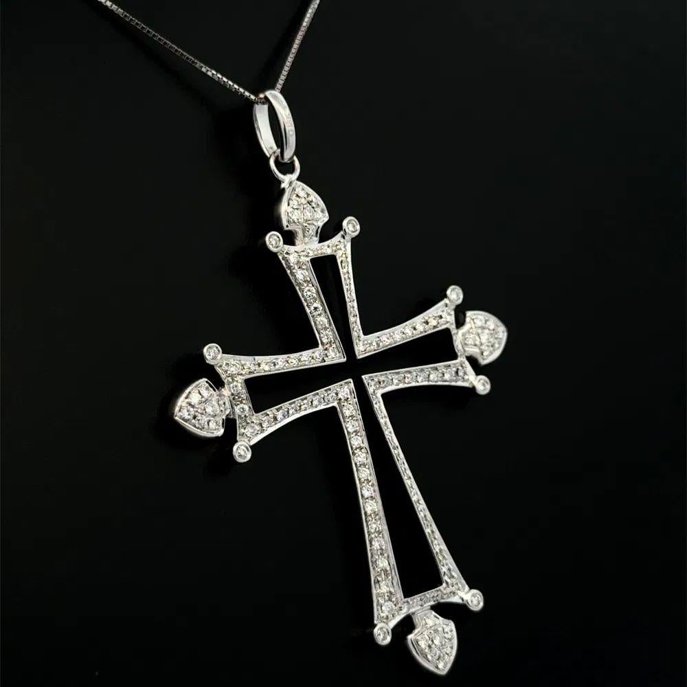 Semplicemente bello! Collana con ciondolo a croce in oro con diamante aperto e disegno Fleur De Lis d'epoca.  Artisticamente  Realizzato e incastonato a mano con diamanti rotondi taglio Brilliante, per un peso di circa 0,98tcw. Sospeso da una catena