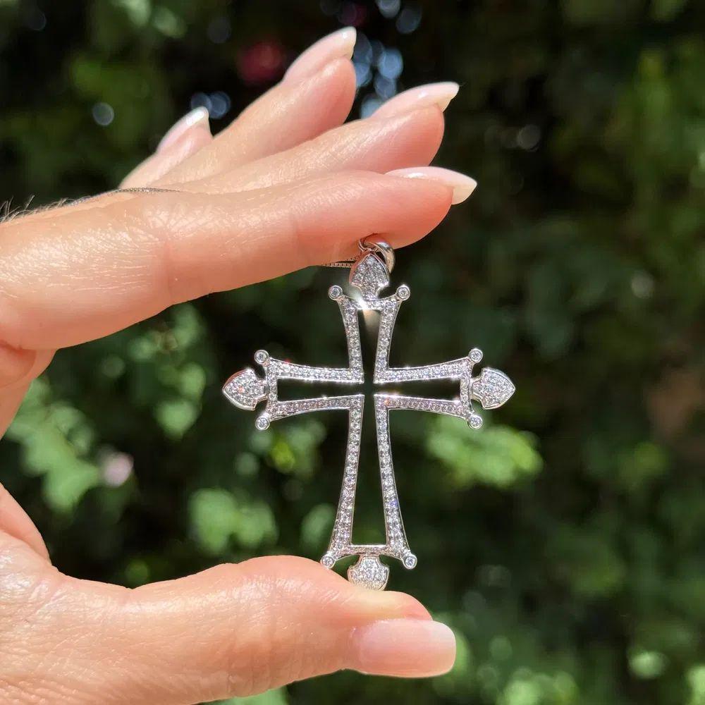 Modernista Collana aperta d'epoca con croce d'oro e diamanti RBC Fleur De Lis Design/One in vendita