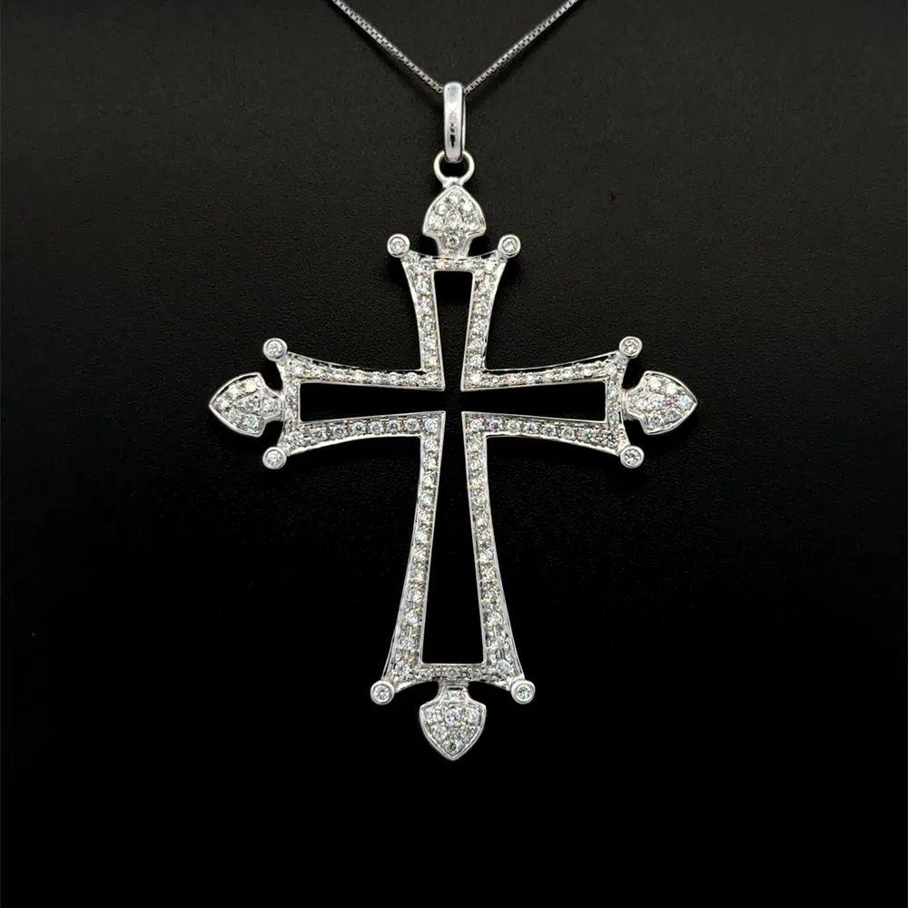 Taglio brillante Collana aperta d'epoca con croce d'oro e diamanti RBC Fleur De Lis Design/One in vendita