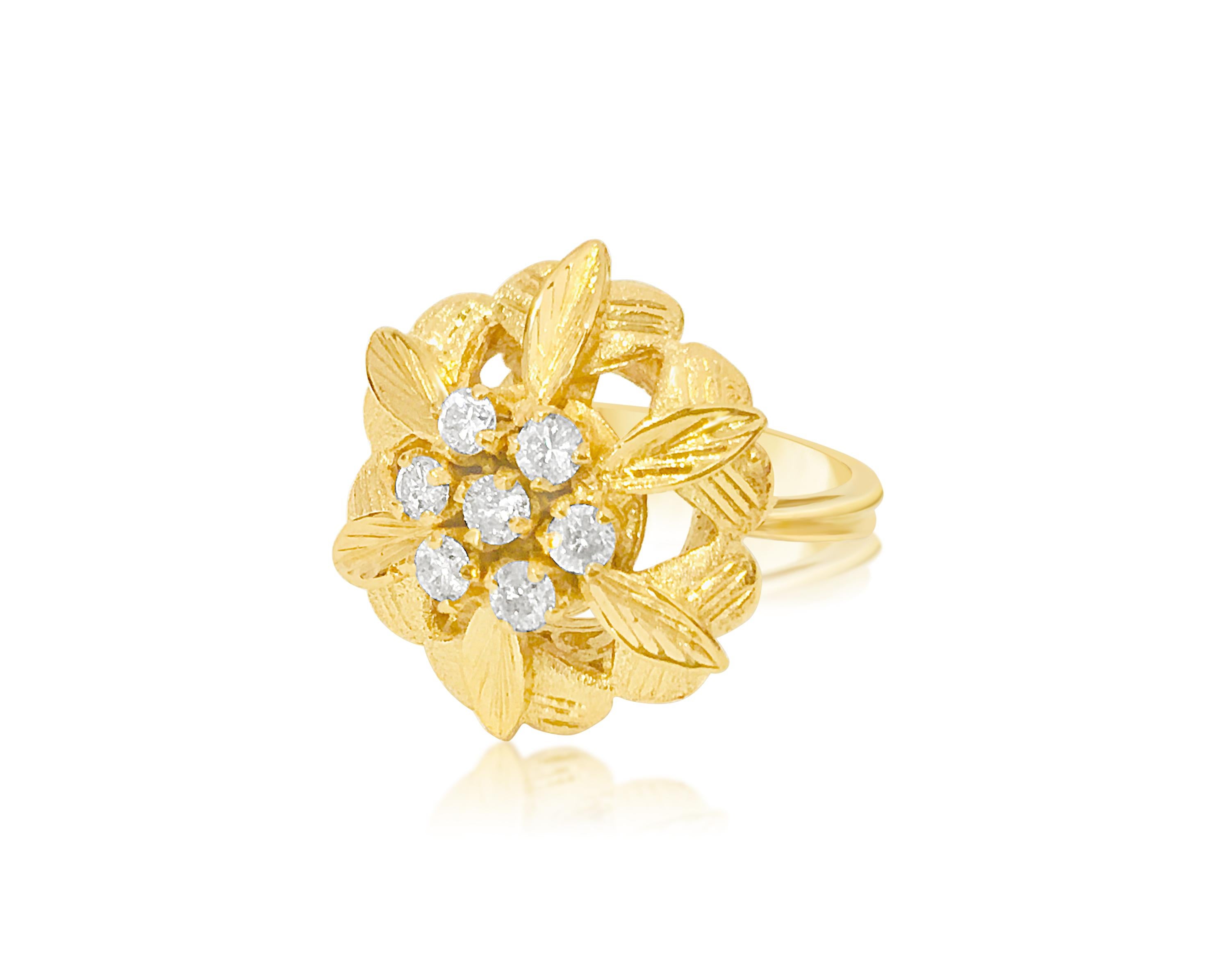 Vintage Open Flower Ladies Diamond & Gold Ring In Excellent Condition For Sale In Miami, FL