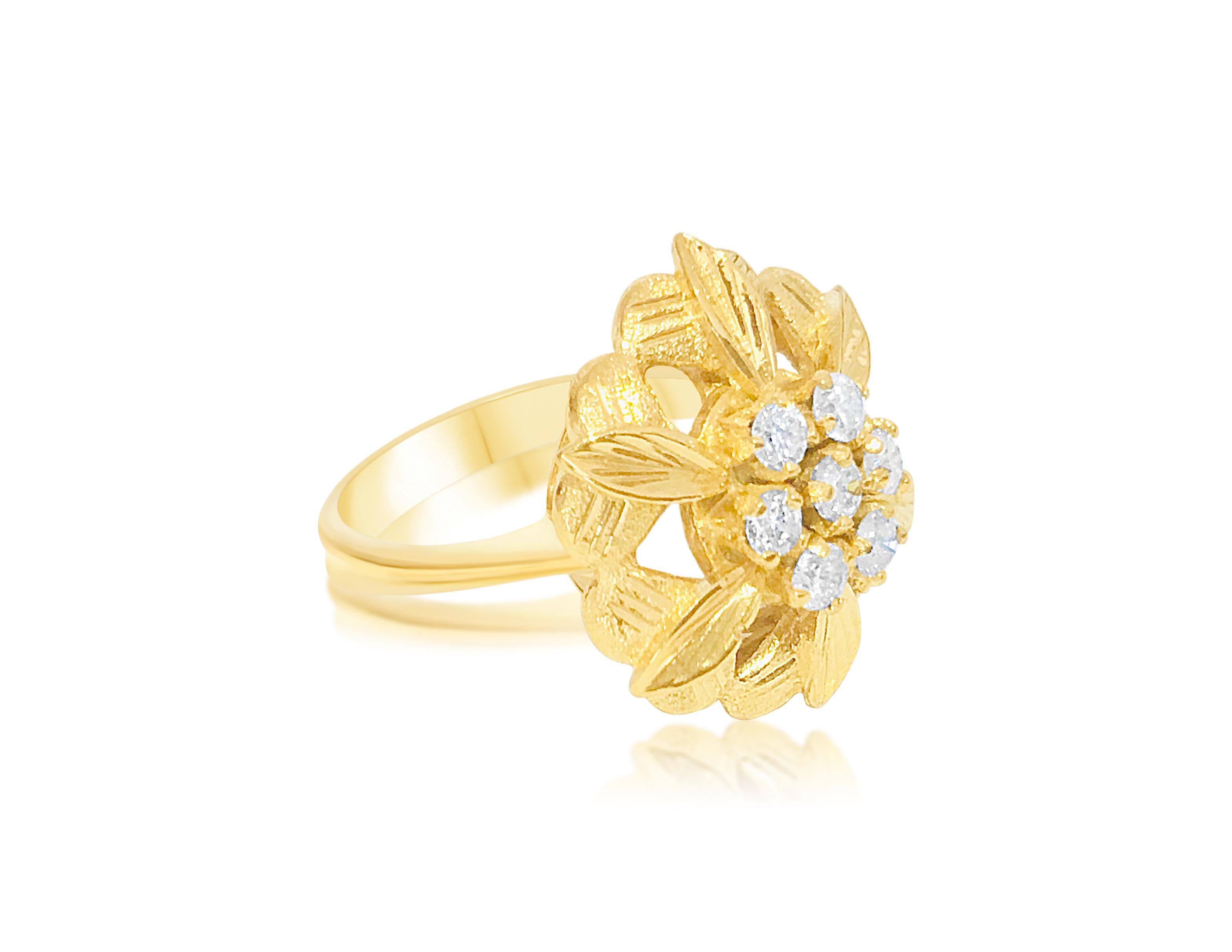 Vintage Open Flower Ladies Diamond & Gold Ring In Excellent Condition For Sale In Miami, FL
