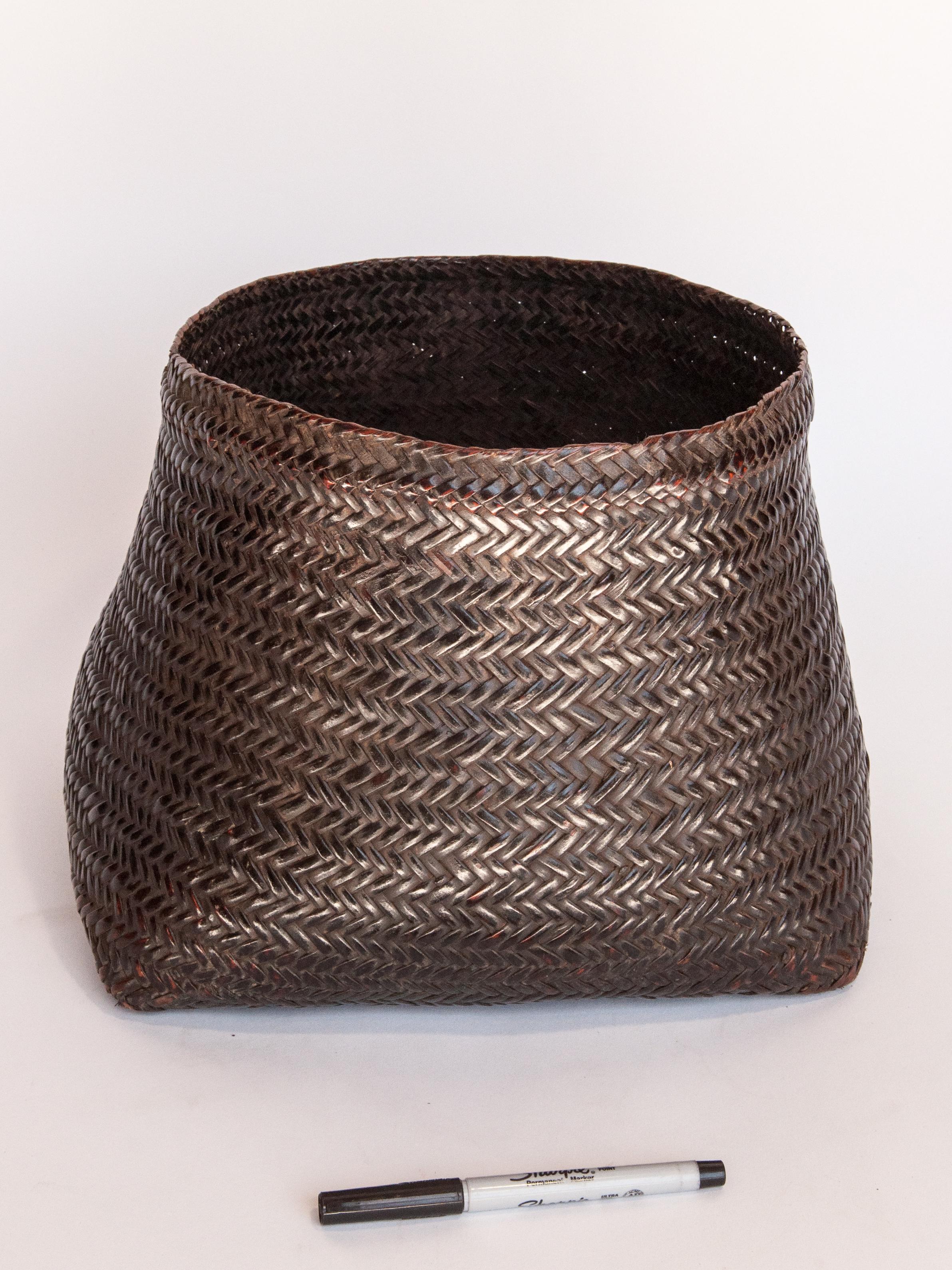 Vintage open mouthed kitchen basket from Arunachal Pradesh, India, mid-20th century.
This beautifully patinated basket comes from the northeast Indian state of Arunachal Pradesh, home to the Apa Tani and Nishi, among a large number of widely diverse